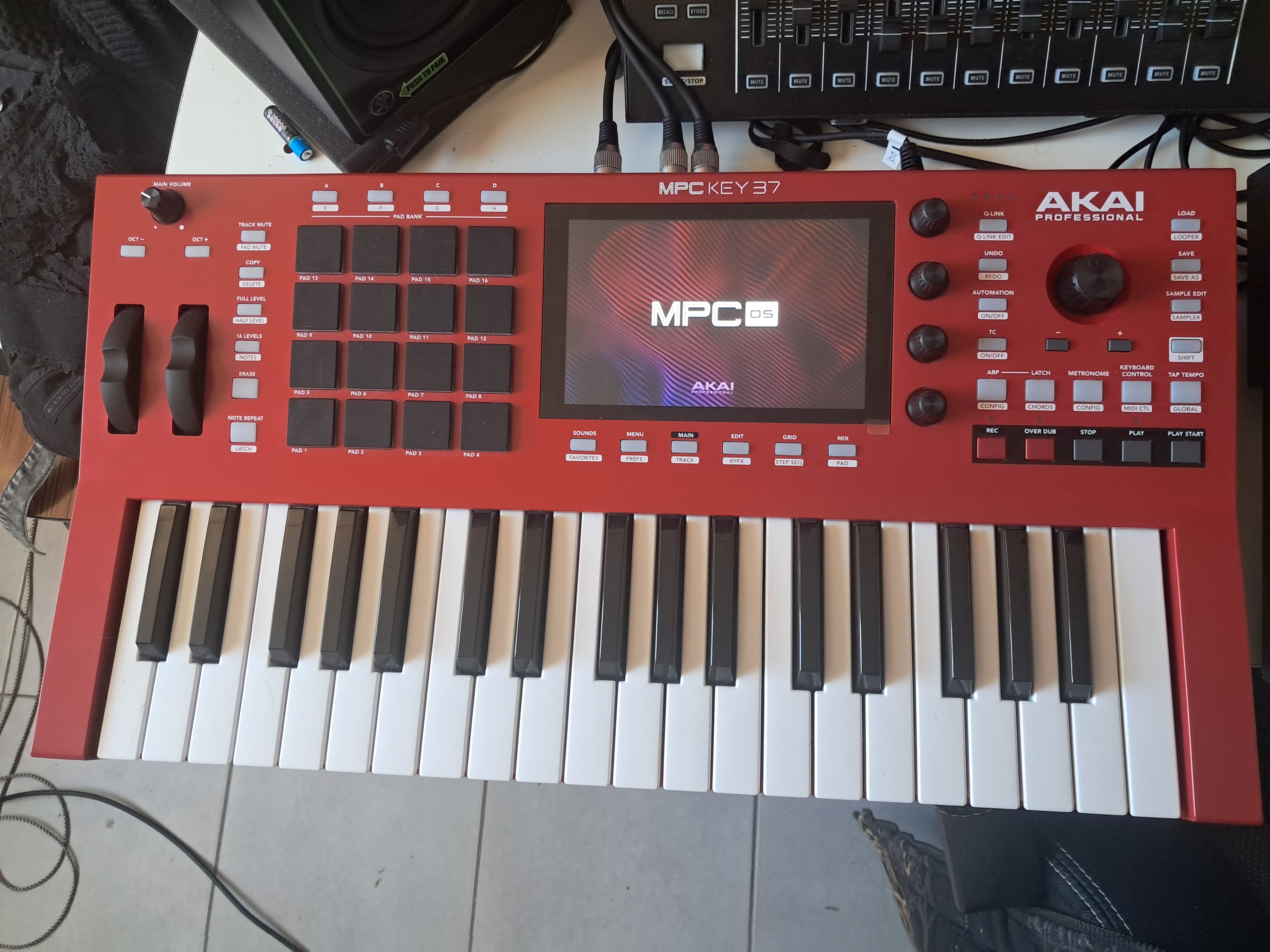 Je vend ou échange ma AKAI MPCKEY 37 contre une AKAI MPC ONE +