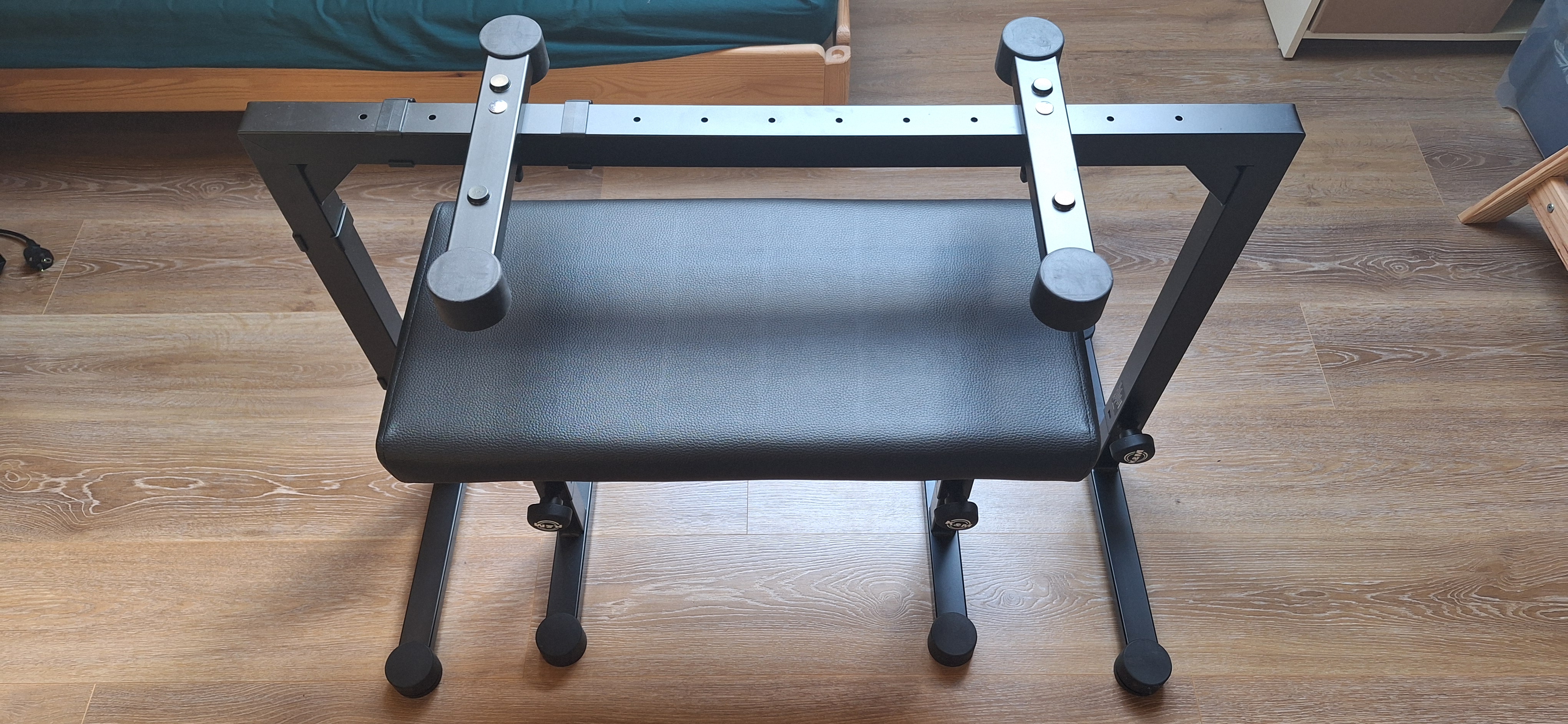 Vends stand K&M 18810 noir + banc K&M 14085 noir