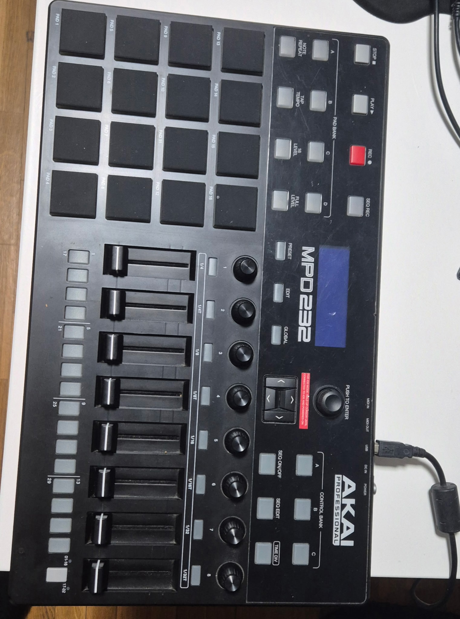Vends Contrôleur Akai MPD 232