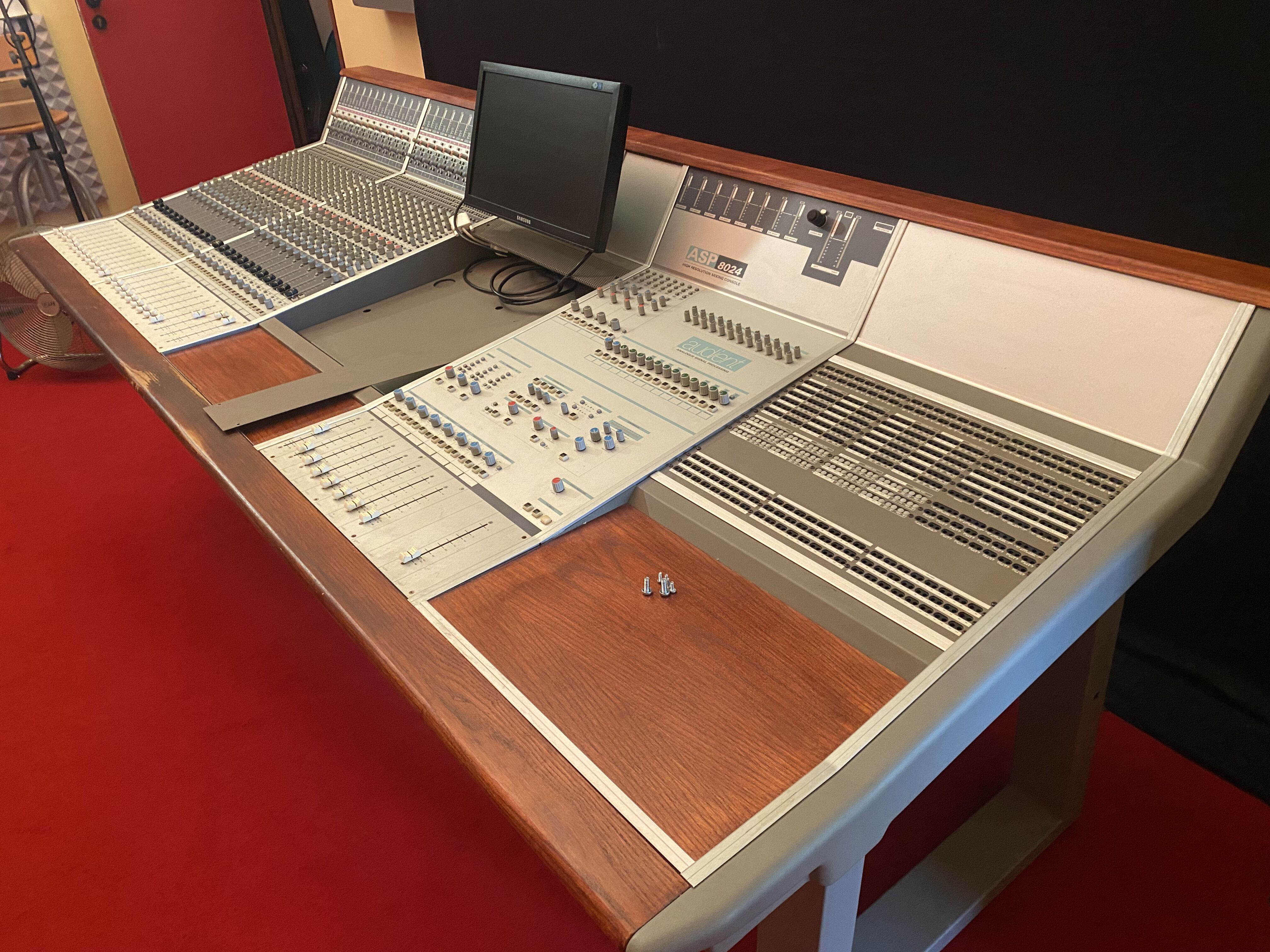 Table d'enregistrement Studio Professionnel 2017 Audient ASP8024 Analogique / Numérique 24 pistes, 8 bus, Compresseur Stéréo