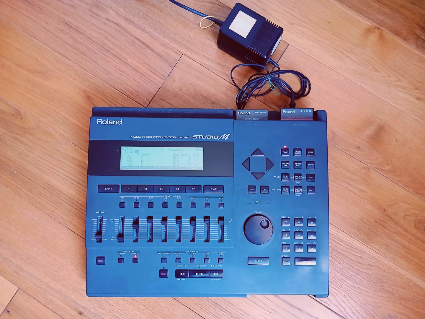 Roland MV-30: expandeur séquenceur