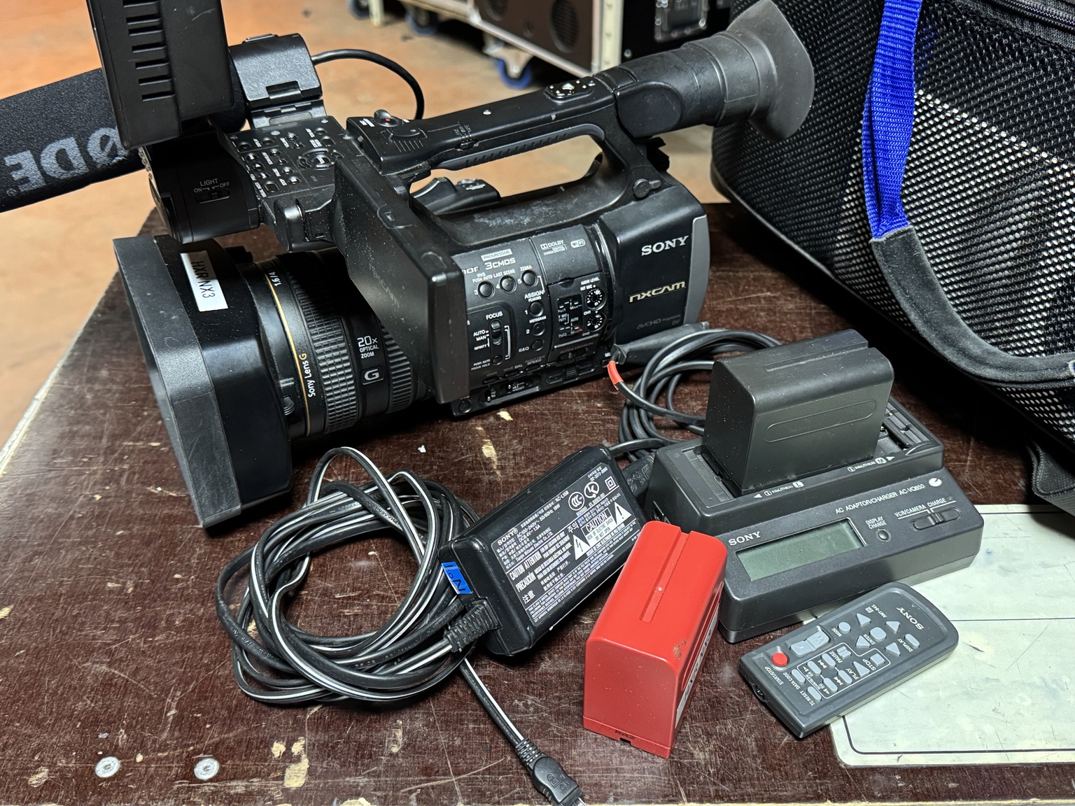 Caméra SONY HXR-NX3 NXCAM + accessoires