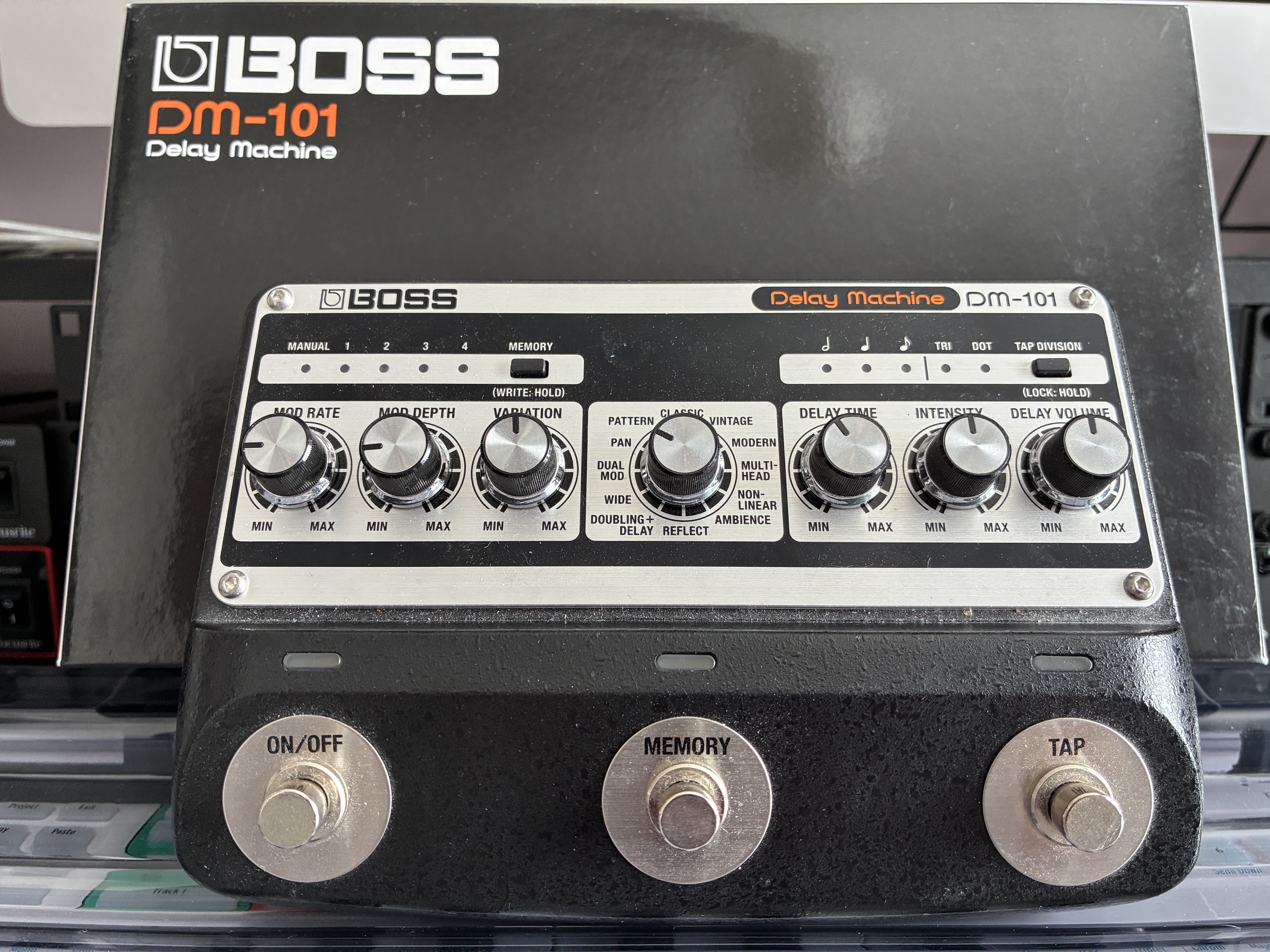 Vends délay analogique BOSS DM101