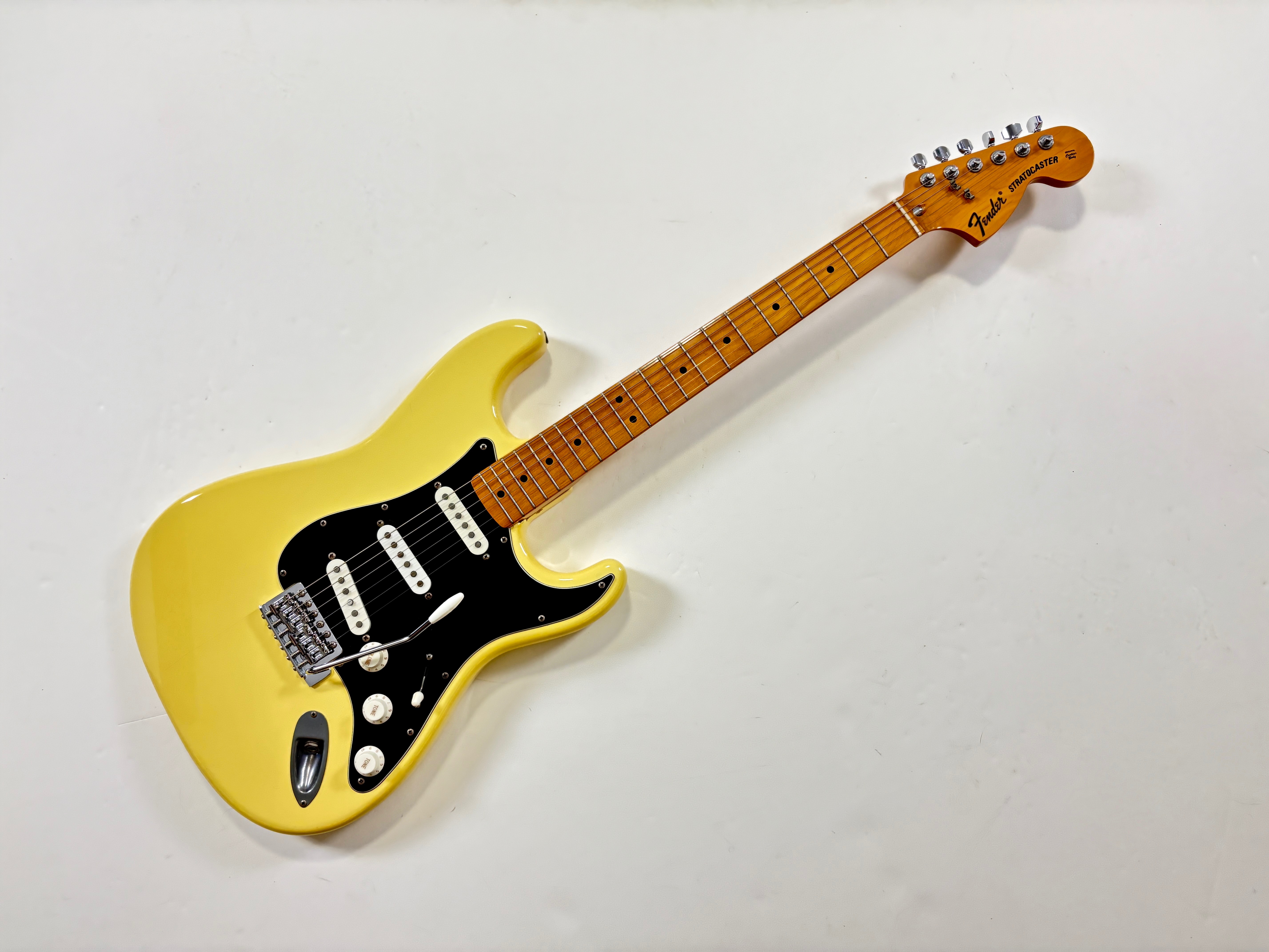 Fender Stratocaster ST-72 Vintage White 1993-1994 made in Japan