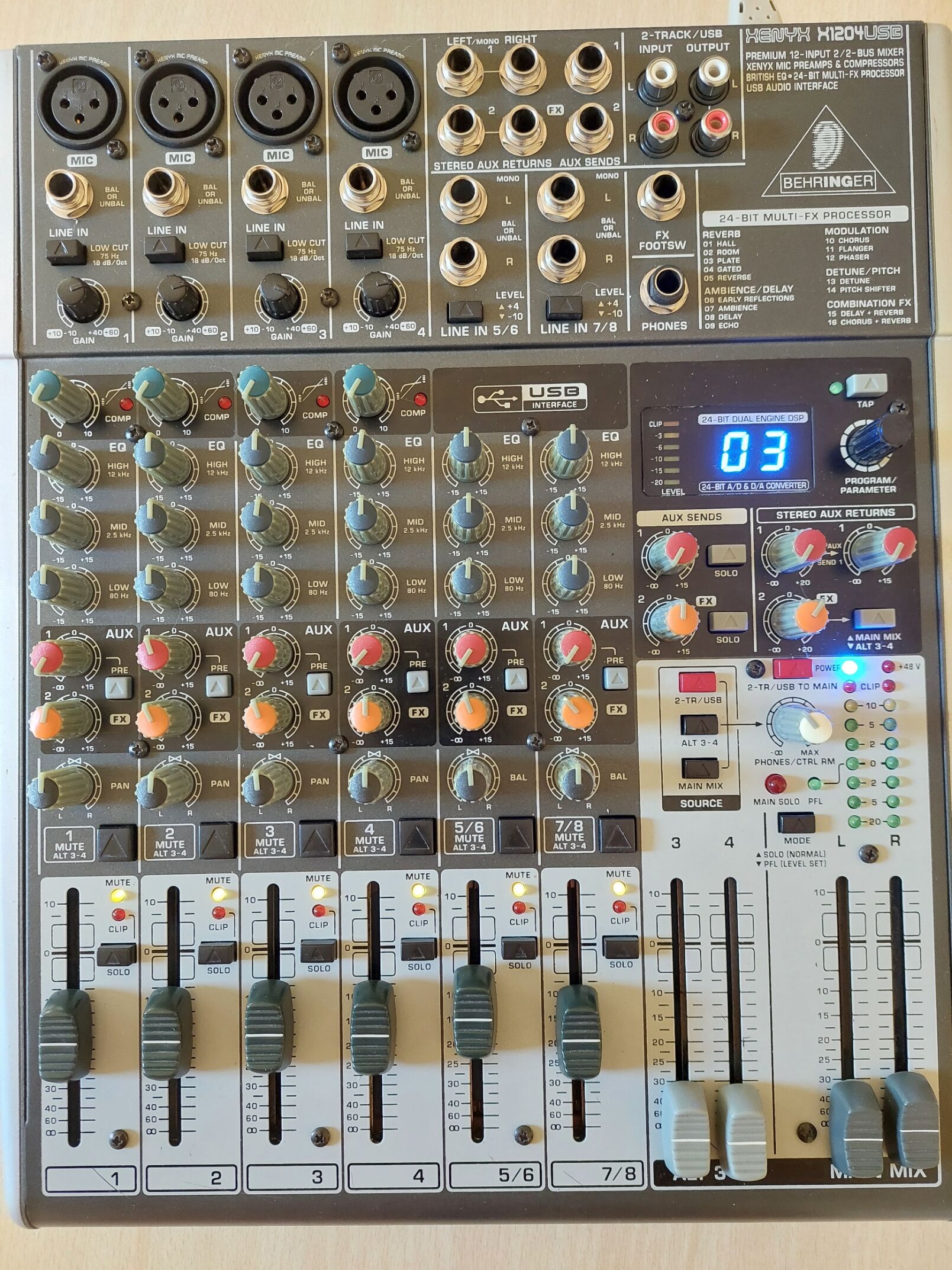 A vendre Behringer Xenyx X1204USB +FX