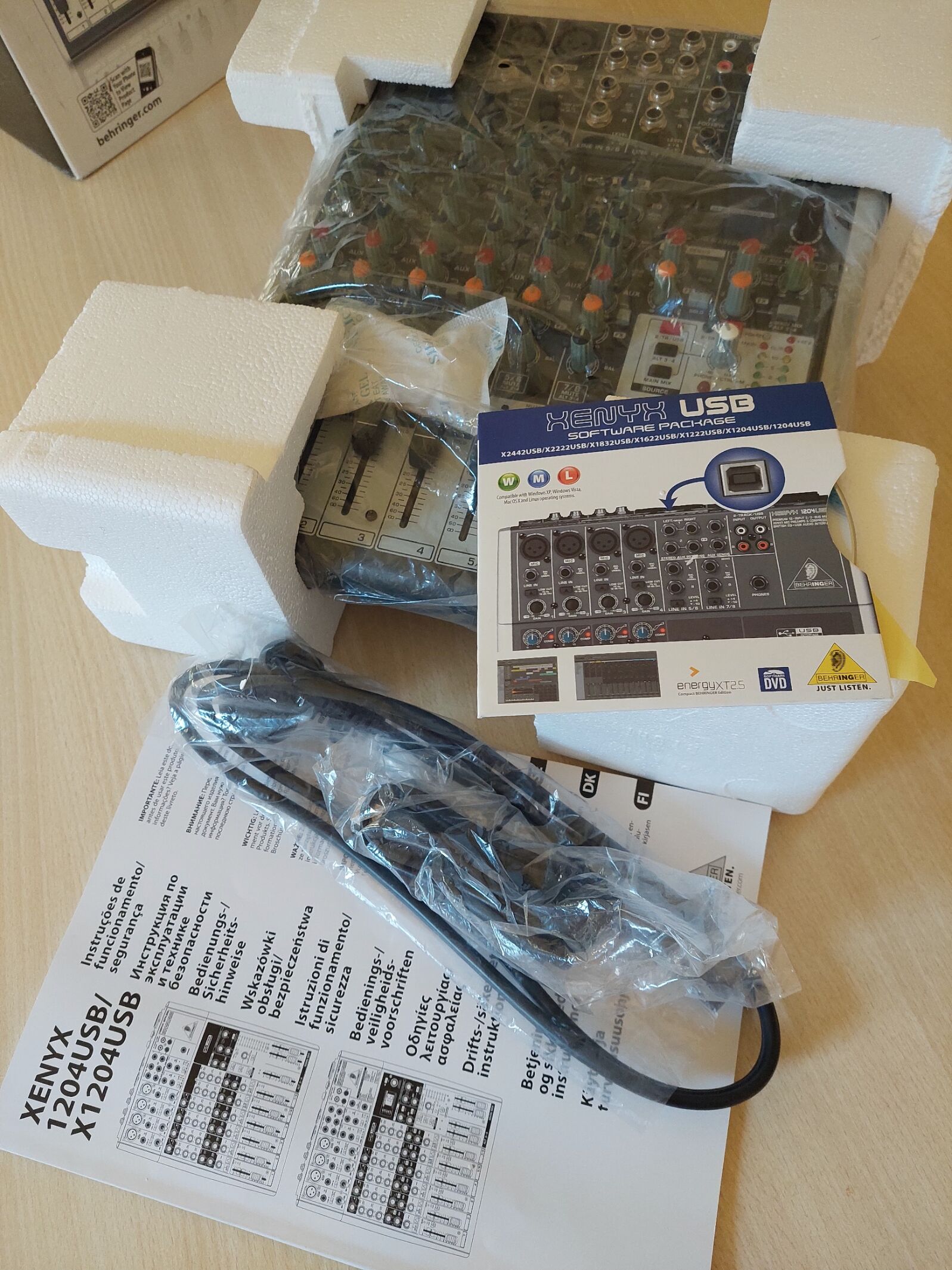 A vendre Behringer Xenyx X1204USB +FX