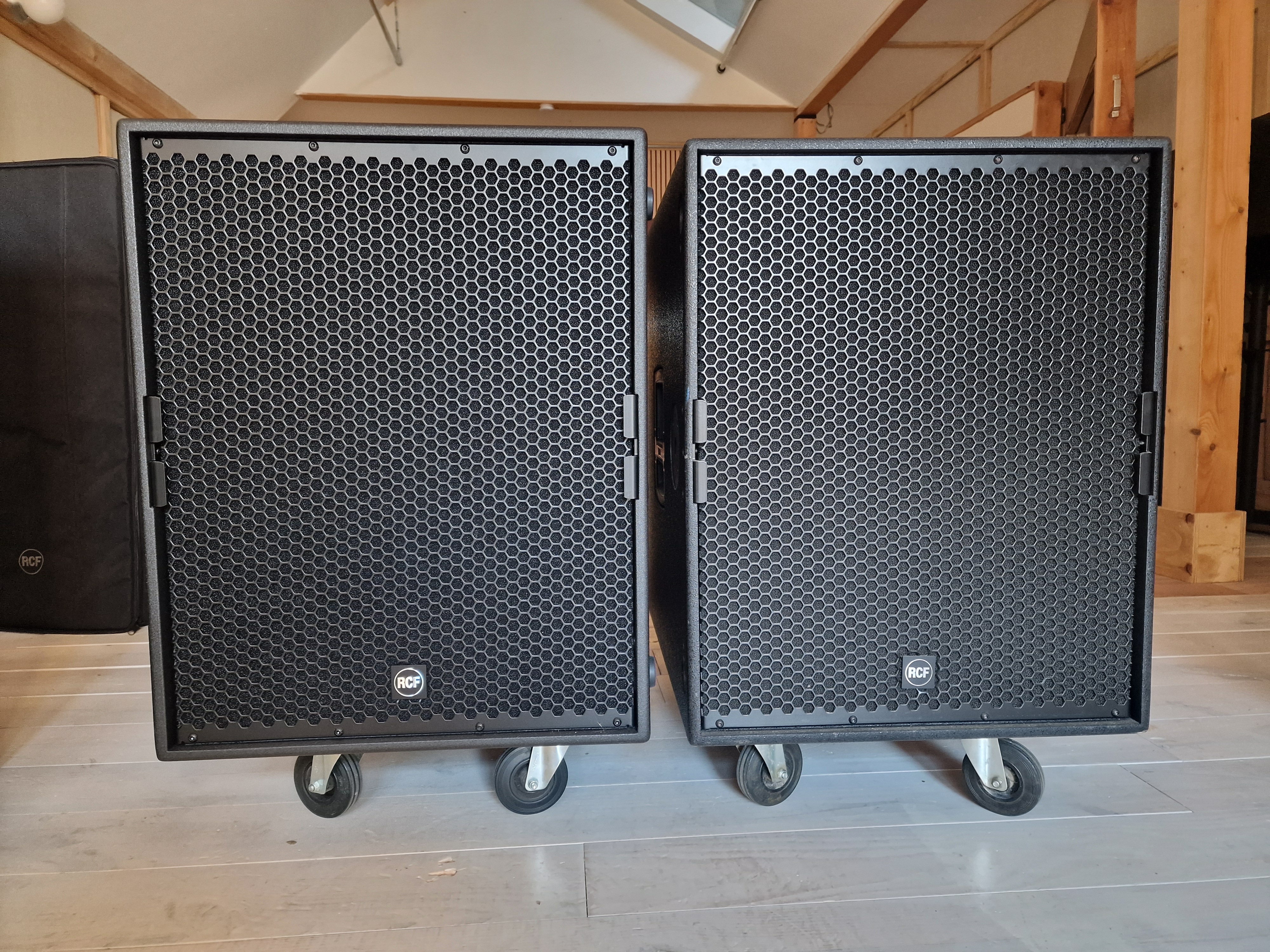 2 x RCF SUB 9004-AS - jamais servis - 1 neuf - 1 démo