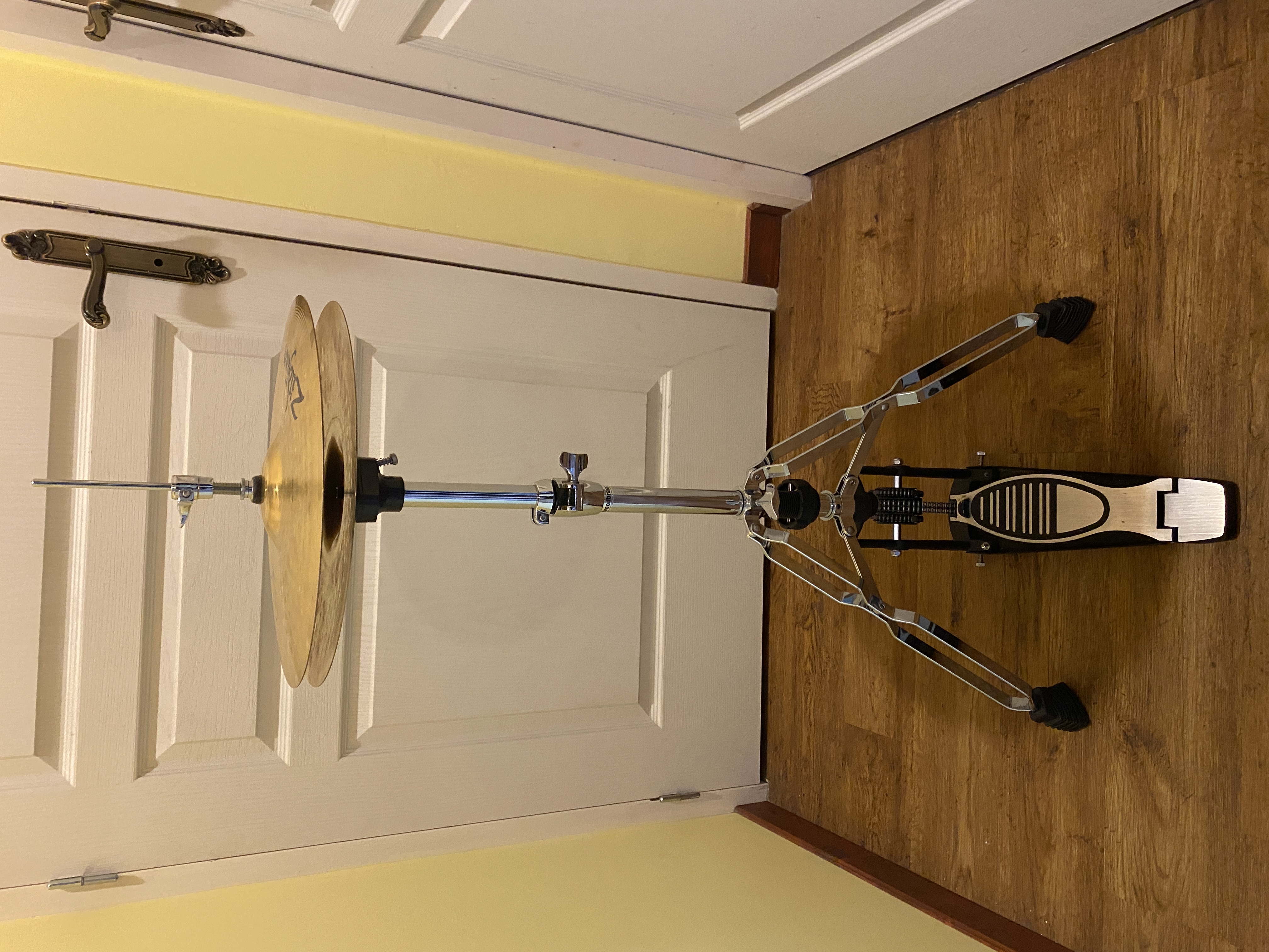 Vends pédale charleston avec cymbales zildjian et housse de cymbales.