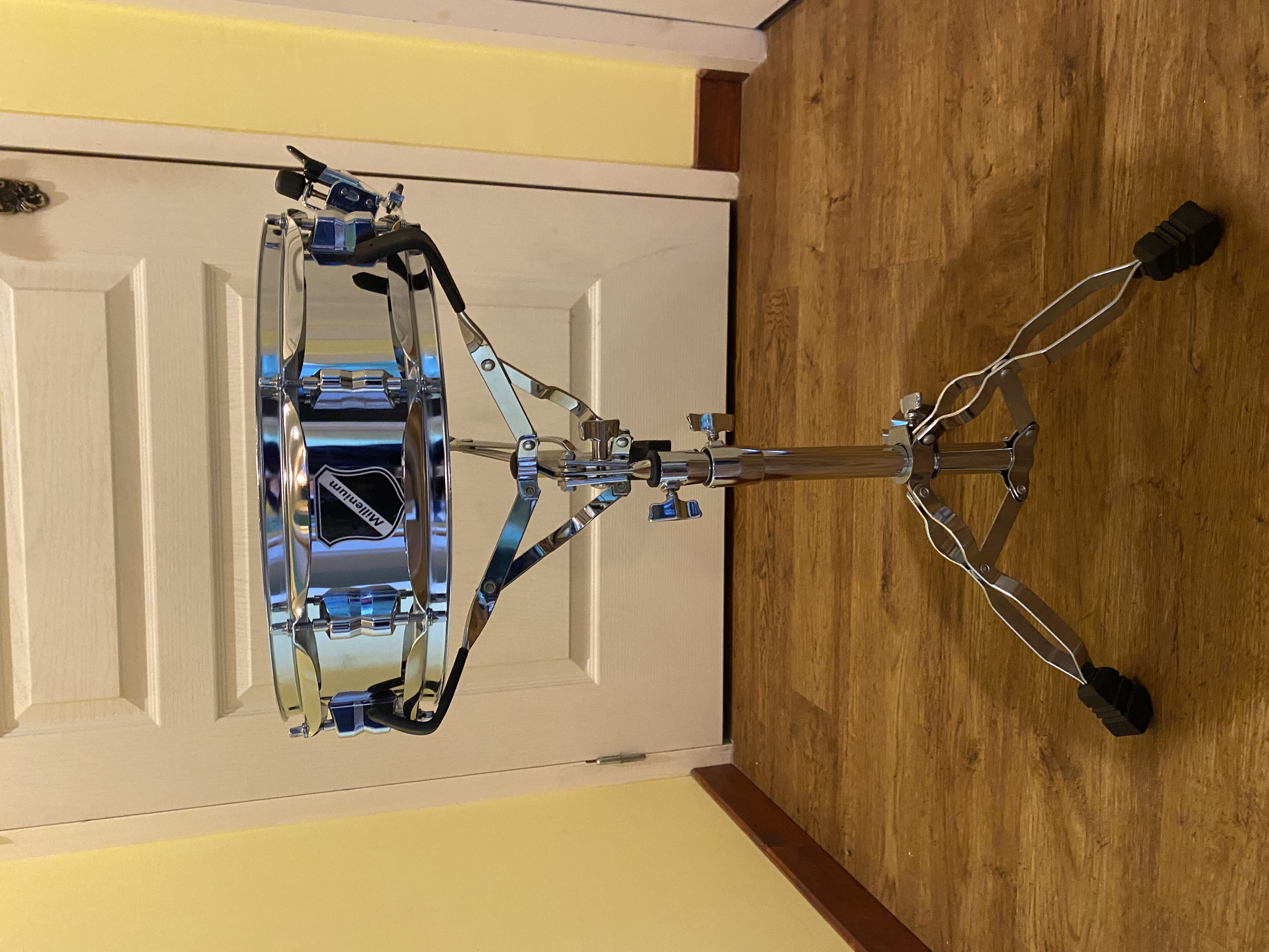 Vends caisse claire avec son pied et sa housse de protection.