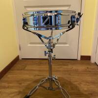 Vends caisse claire avec son pied et sa housse de protection.