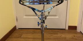 Vends caisse claire avec son pied et sa housse de protection.