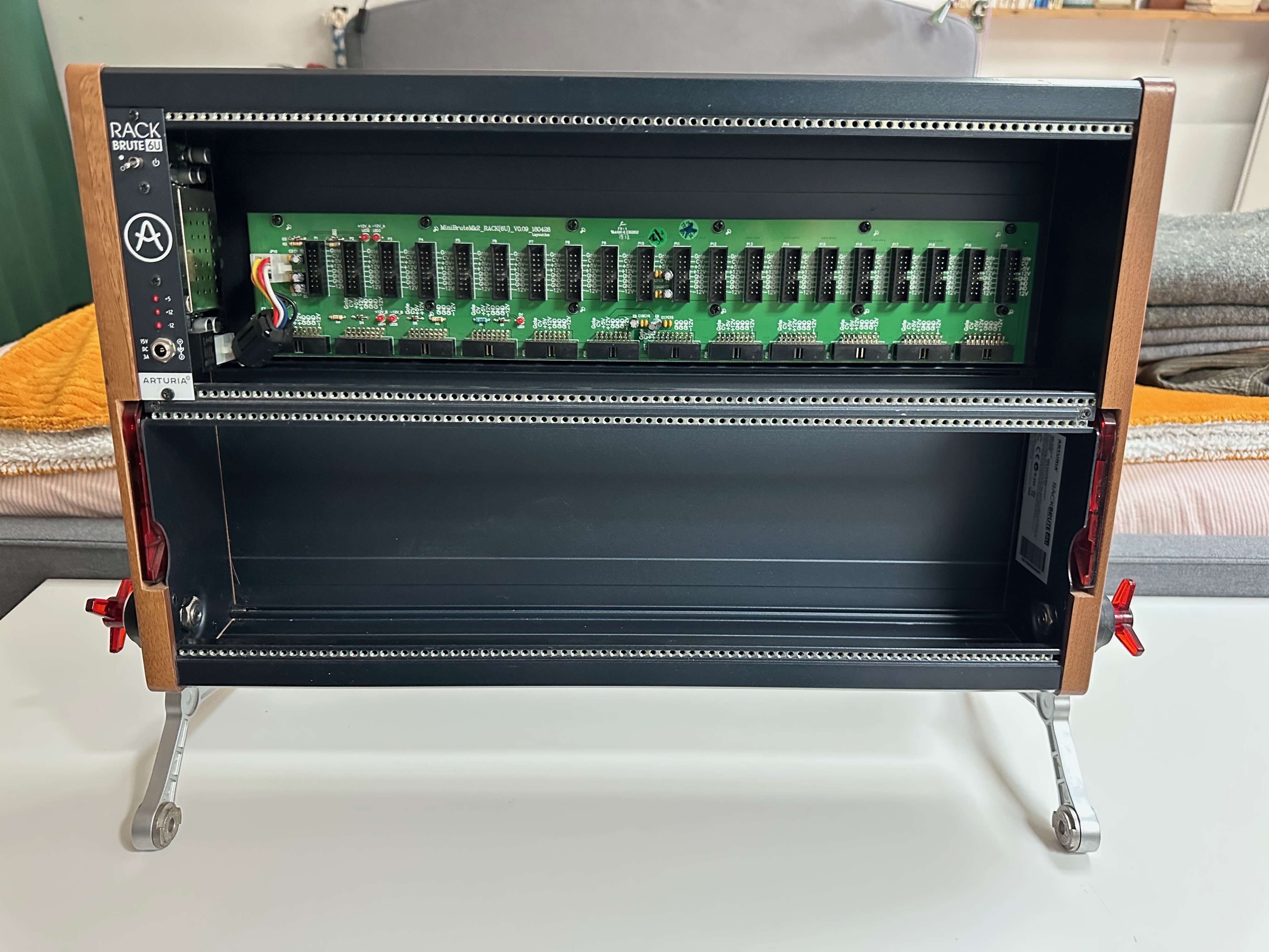 vend Arturia rackbrute 6 u