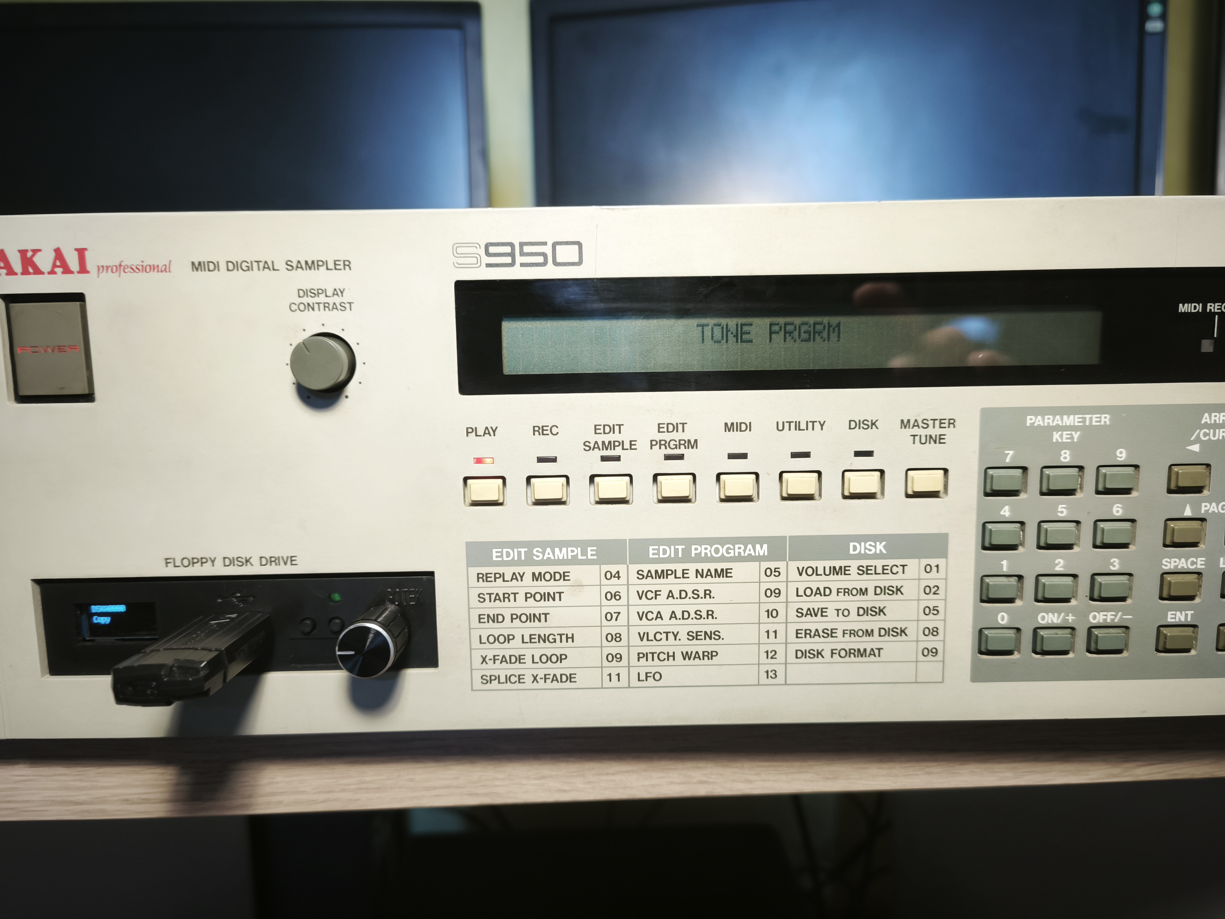 Vends Akai S950 en très bon état équipé d'un lecteur USB Gotek