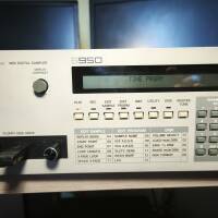 Vends Akai S950 en très bon état équipé d'un lecteur USB Gotek