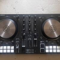 Native Instruments - Traktor Kontrol S2 MK3