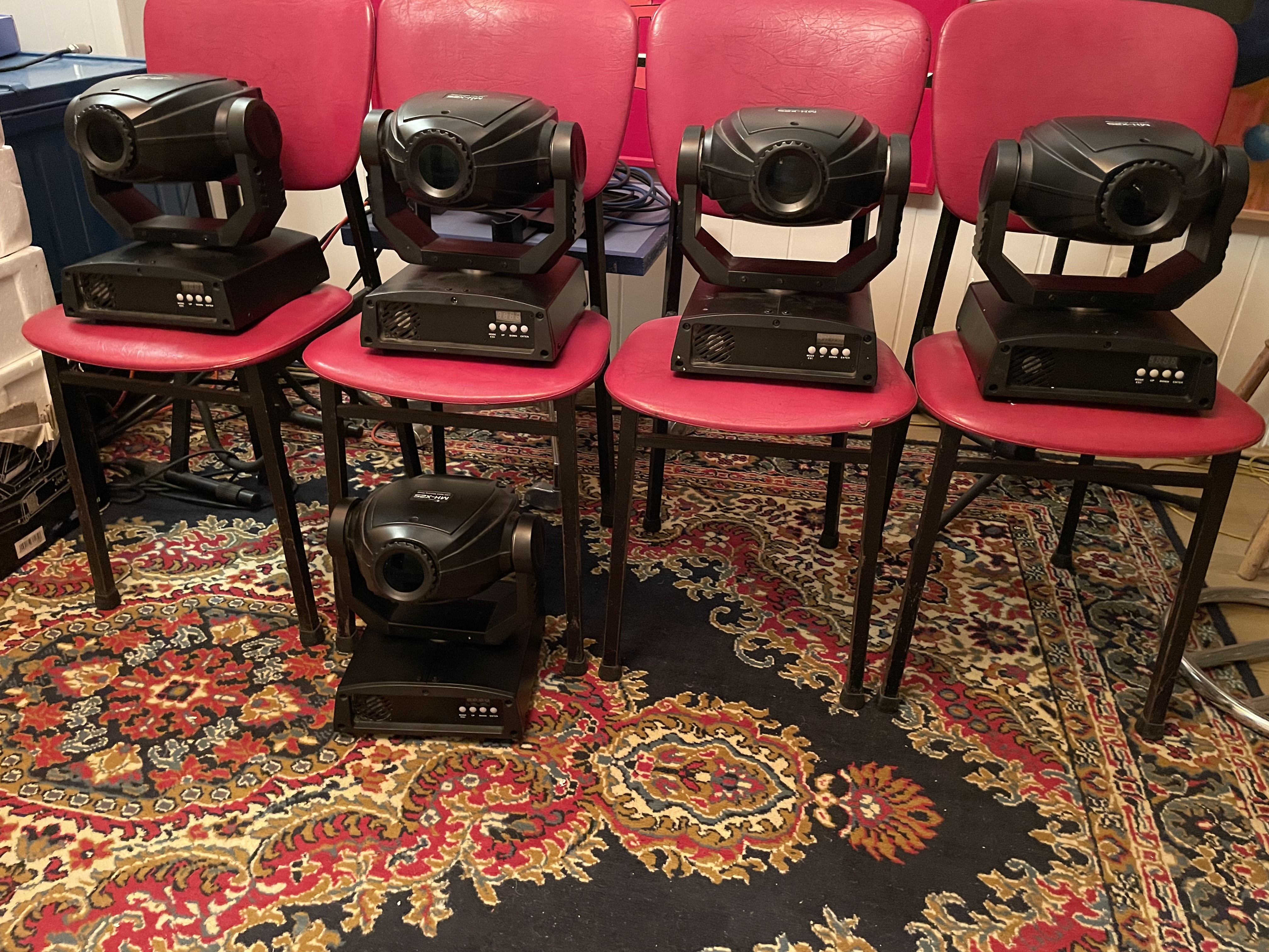 vends 4 Lyres stairville MH-X25 led à retirer sur place.