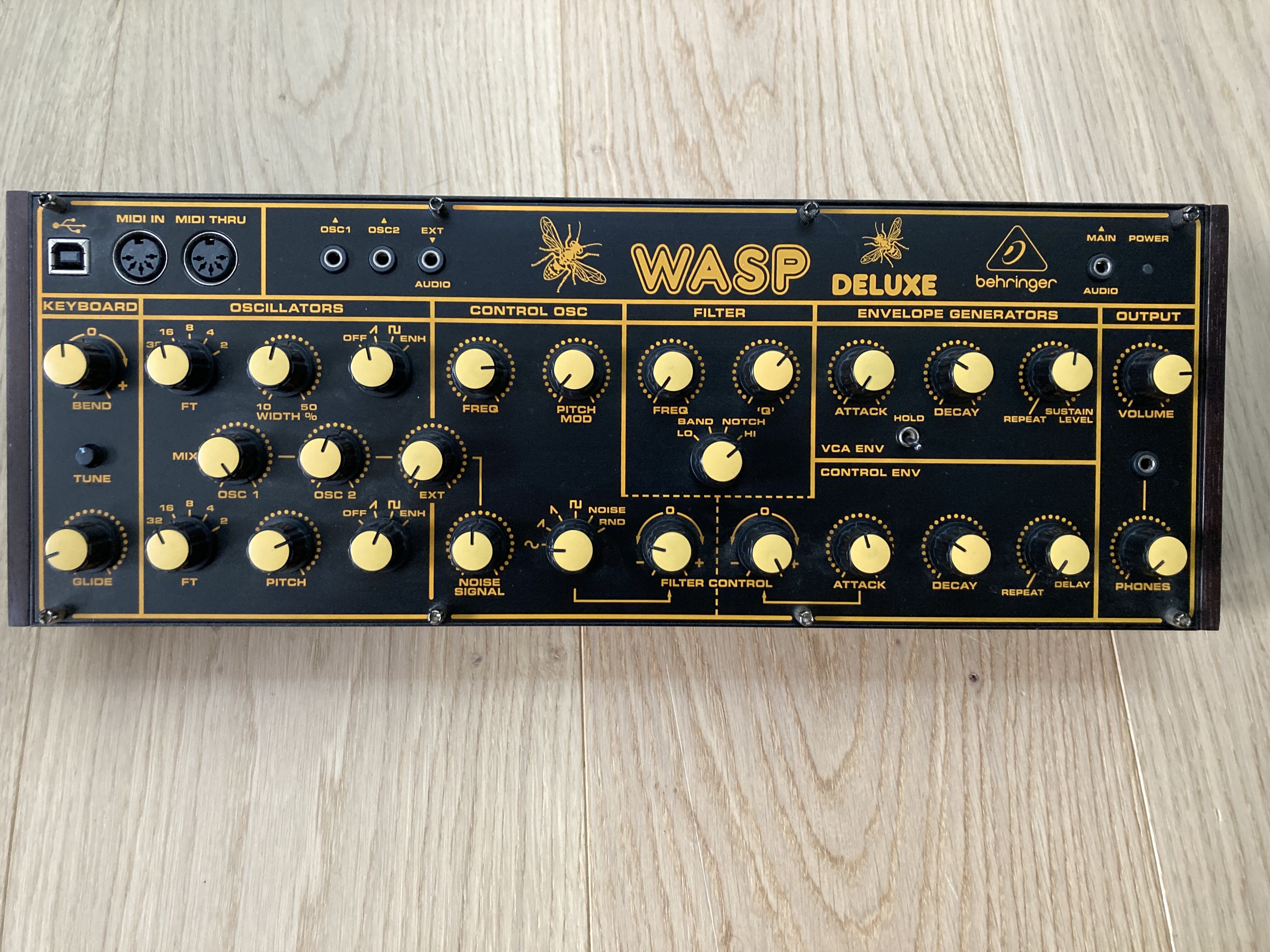 Behringer Wasp deluxe