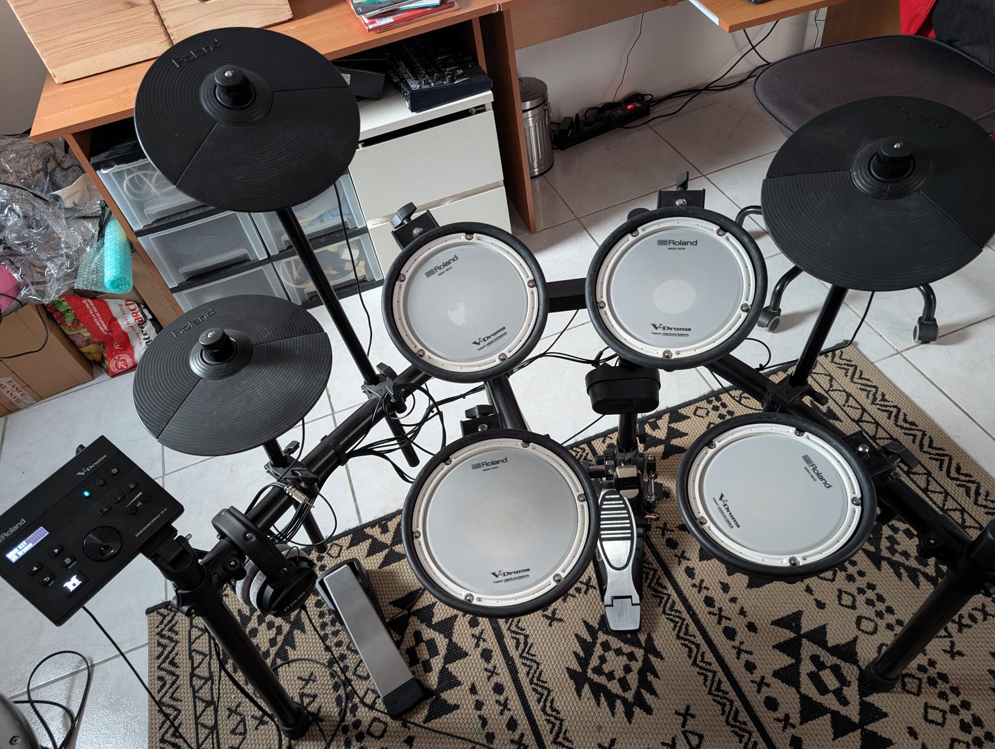 Vends Batterie électronique Roland V-Drums TD 07DMK complète comme neuve + facture + garantie en cours + accessoires