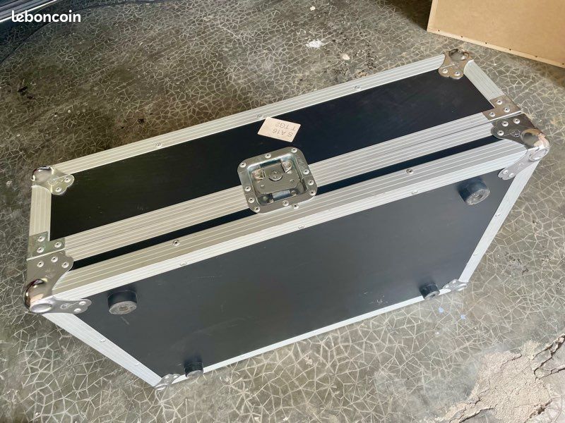 Vends Console Mackie 1640 Firewire + FlightCase