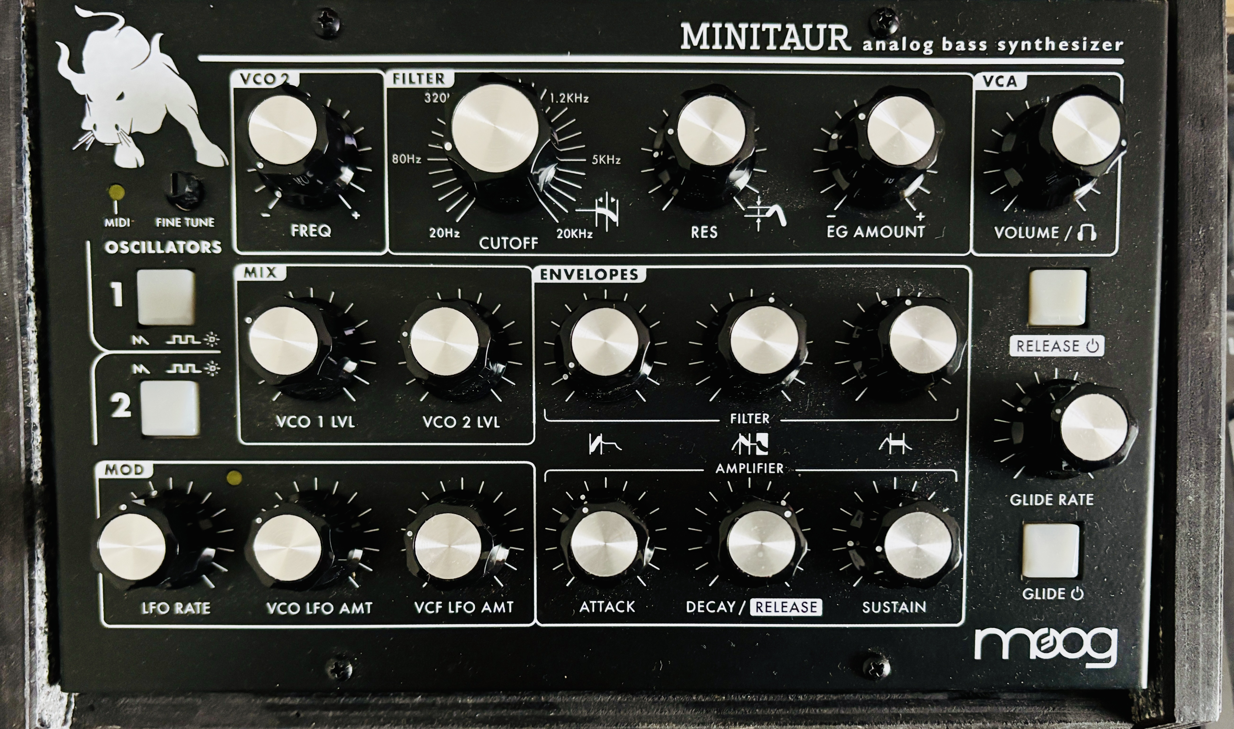 Vends Moog Minitaur + Stand fait maison + Decksaver