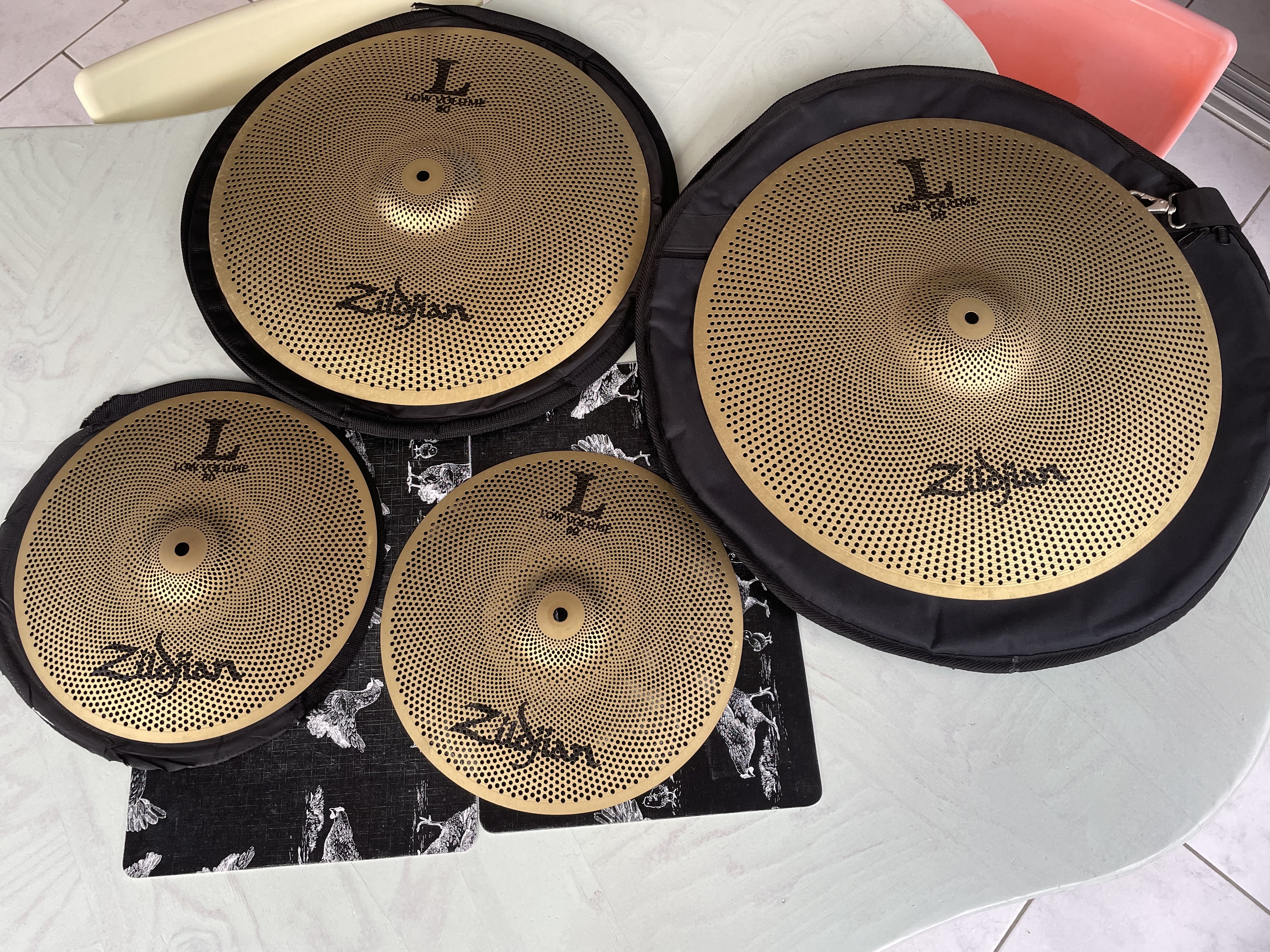 Lot de cymbales Zildjian L80 Low Volume: Ride, Crash-Ride et Charley