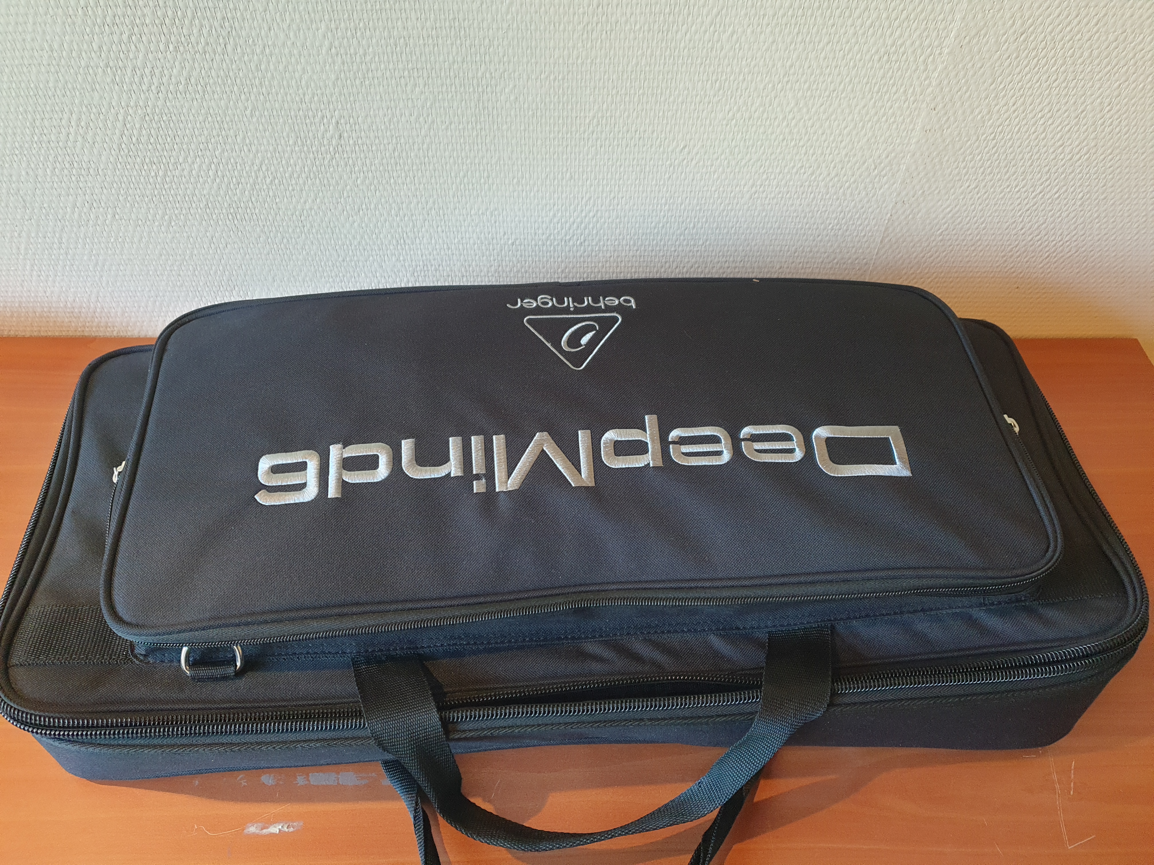 Behringer DeepMind 6 + Housse 