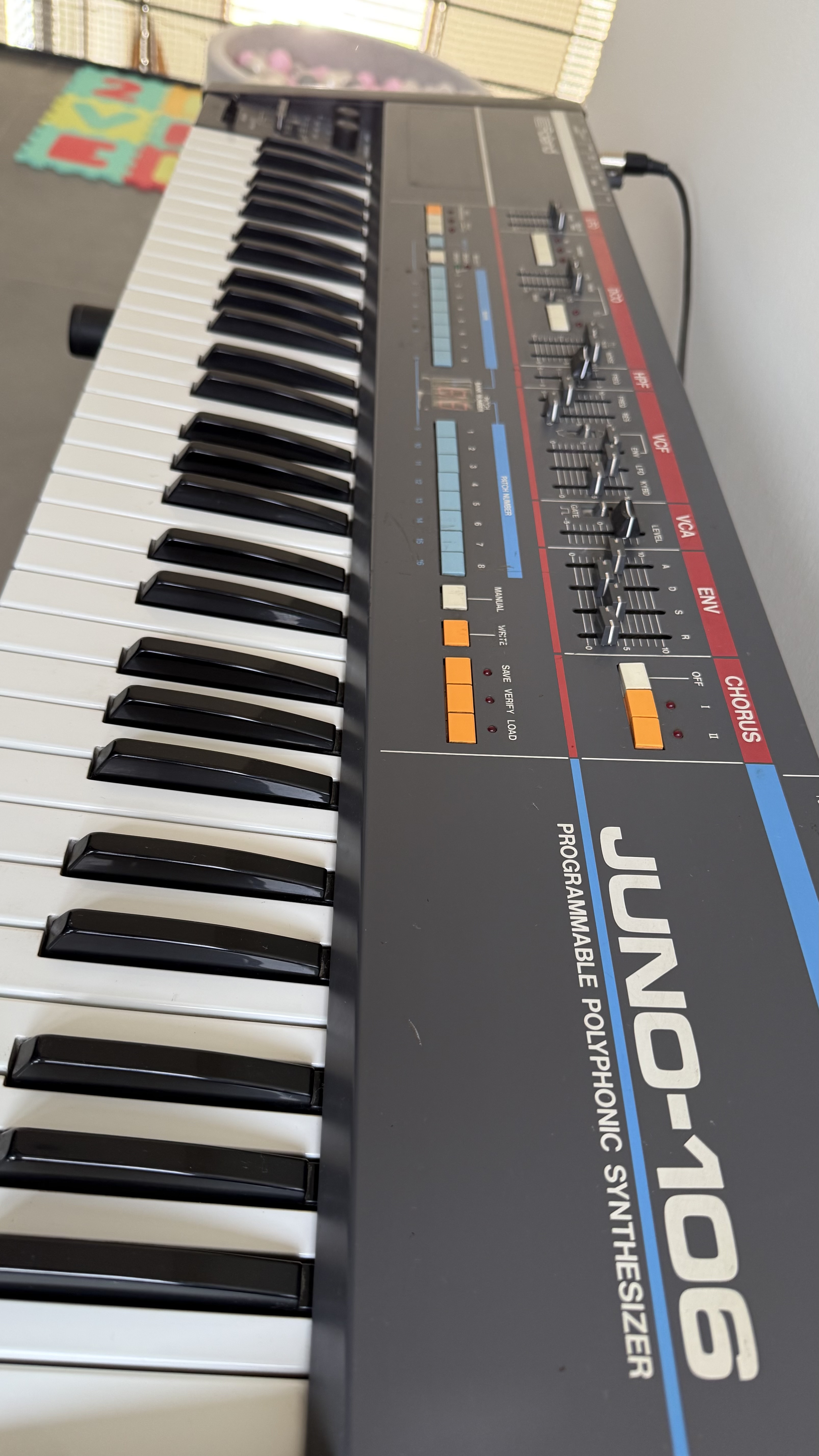 ? Roland Juno 106 | Légende Analogique
