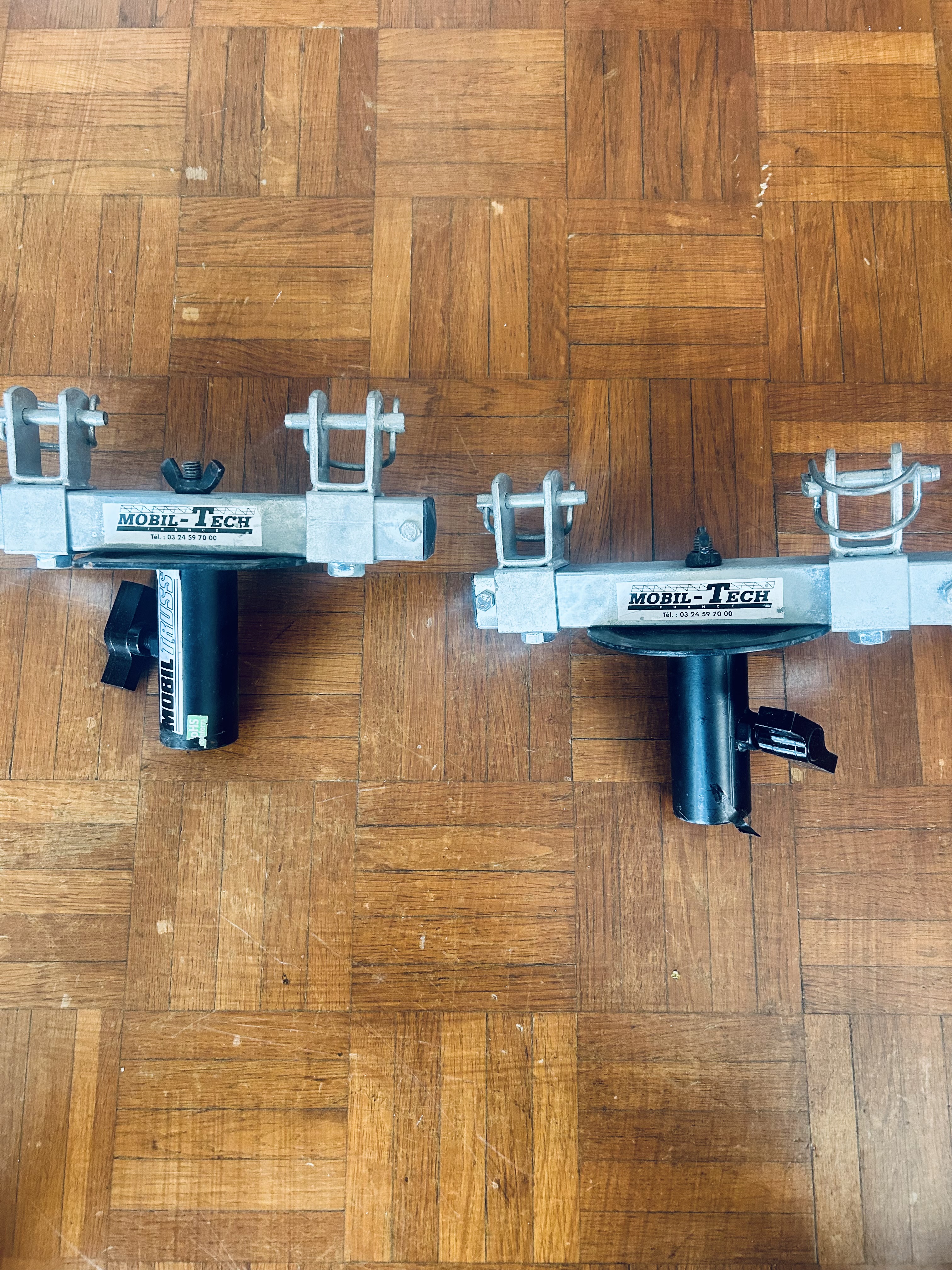 Vend 2 adaptateurs pour pieds lumières et traverses structures