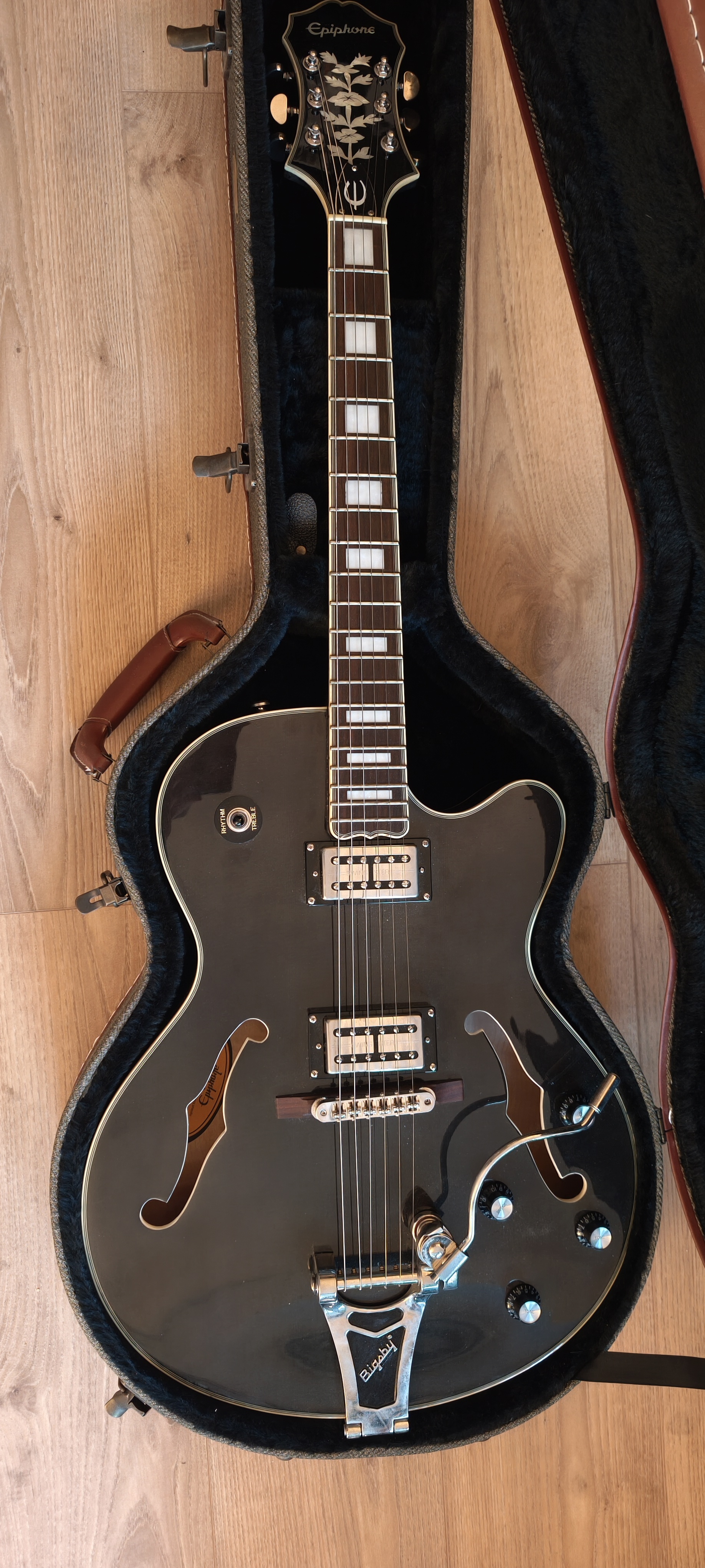 Epiphone Emperor Swingster TB (Translucent Black) — Hollow body + Bigsby — TBE — Étui Stagg