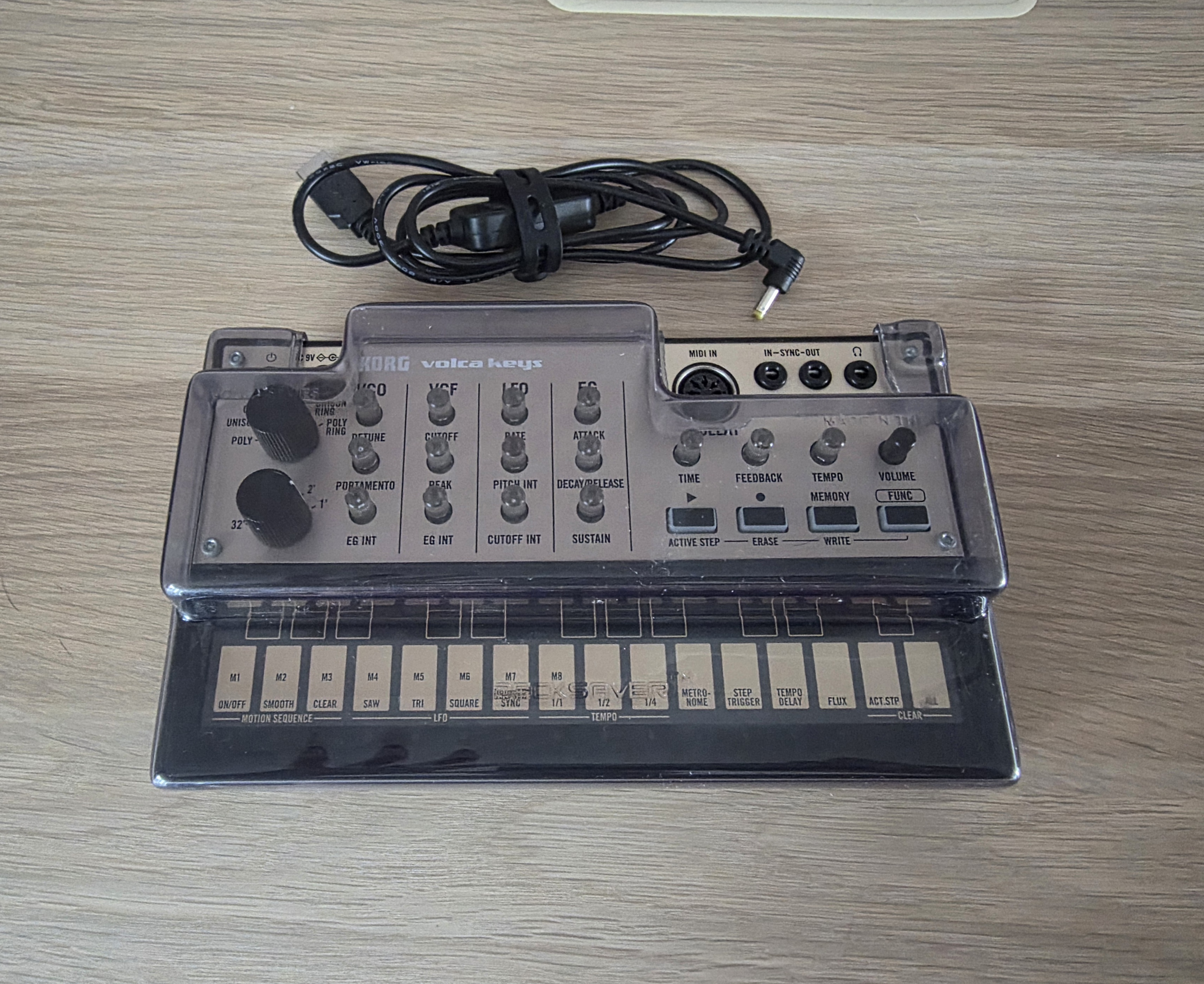 Avec decksaver et câble charge usb