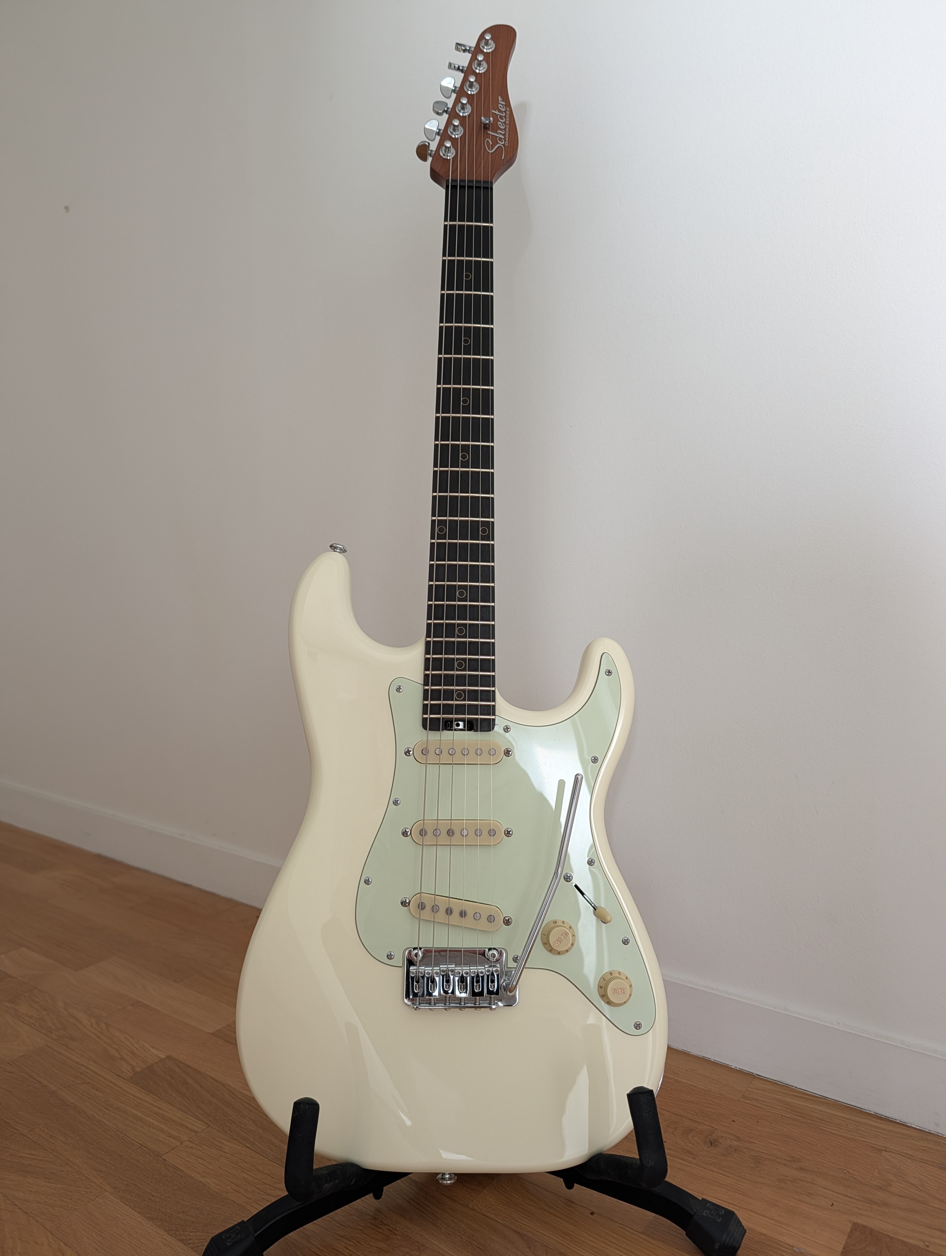 Schecter Nick Johnston Traditional - Snow White - tres bon etat & Réglée (comme neuf) avec étuis rigide