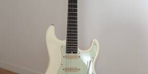 Schecter Nick Johnston Traditional - Snow White - tres bon etat & Réglée (comme neuf) avec étuis rigide