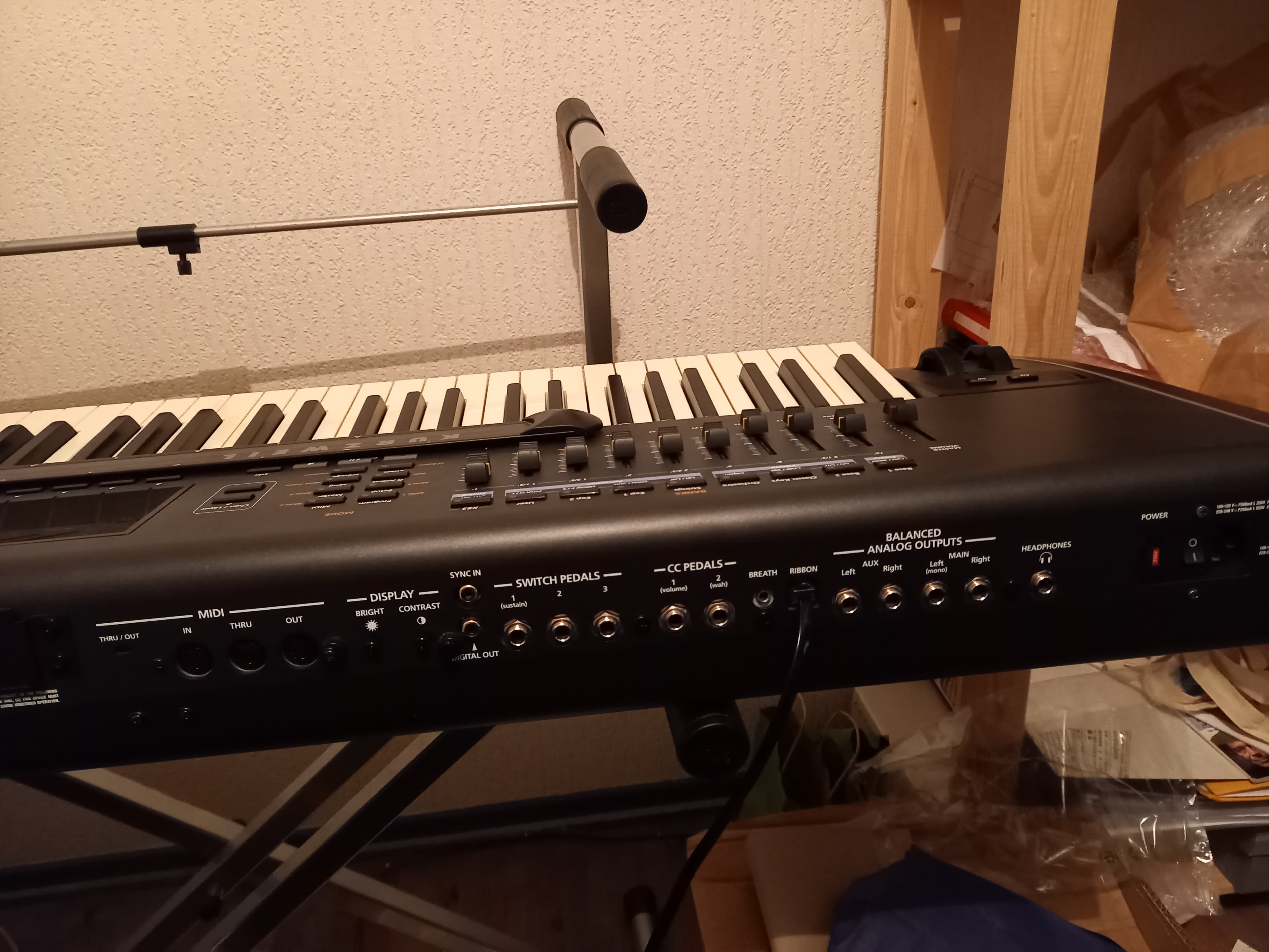 Vends Kurzweil PC3K8 en très bon état avec Ribbon + collection complète de sons BarbAndCo + Kore 64