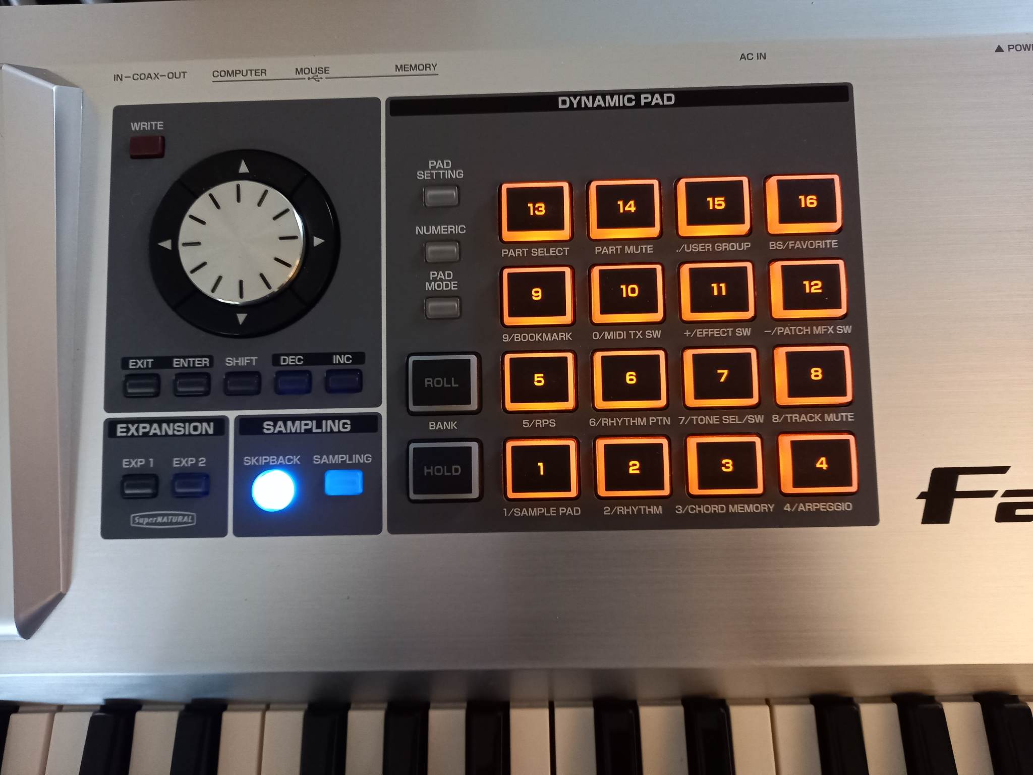 Vends Roland Fantom G7 en parfait état avec Hard Case Thon