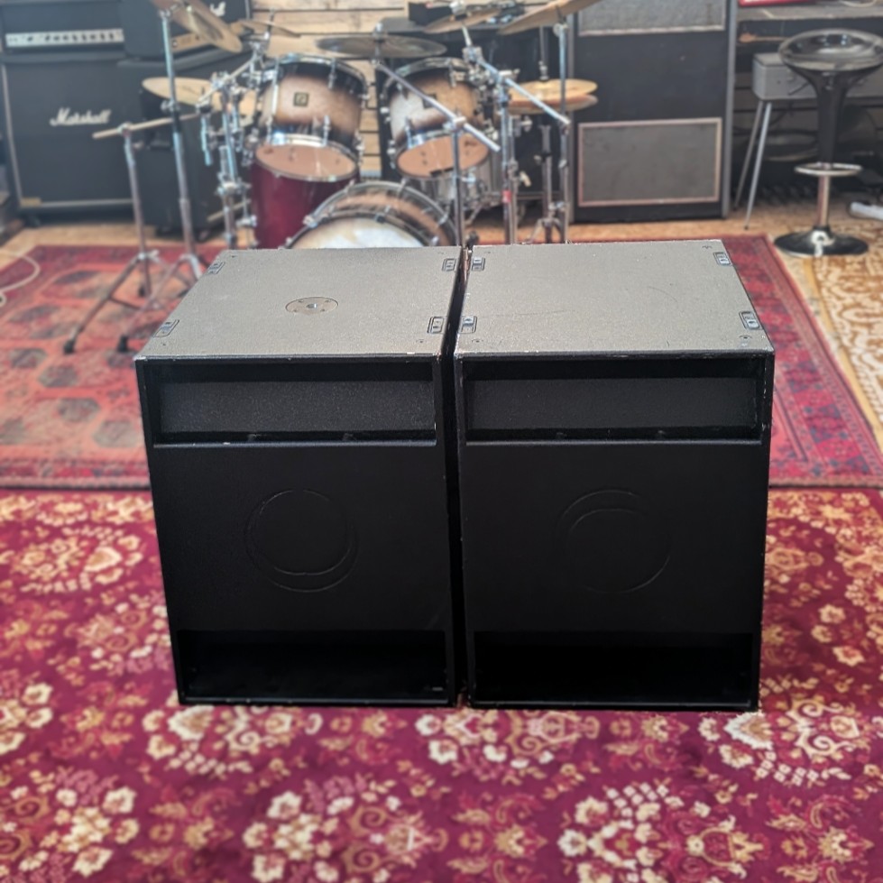 Vends 2 subs Turbosound NUQ118B-AN avec housses
