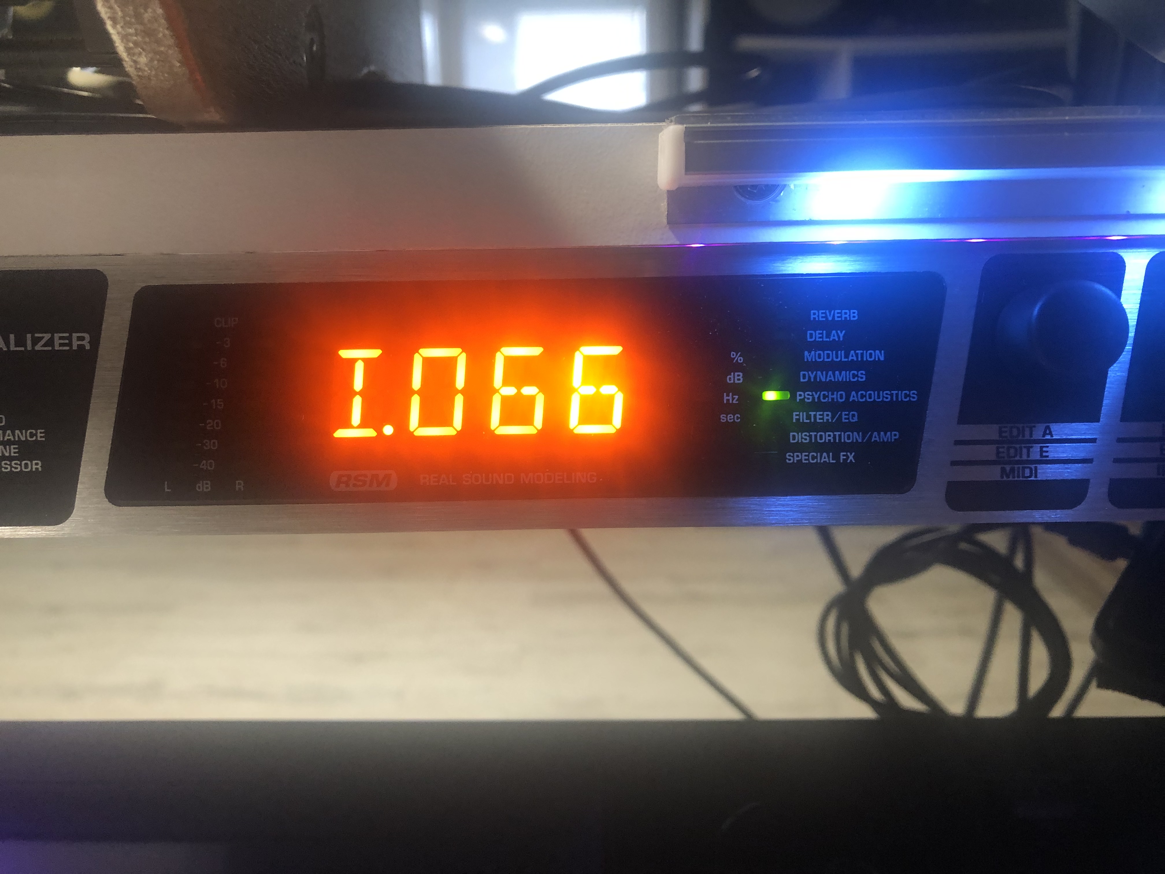 Vends ou échange échange Behringer Virtualizer 3D FX2000