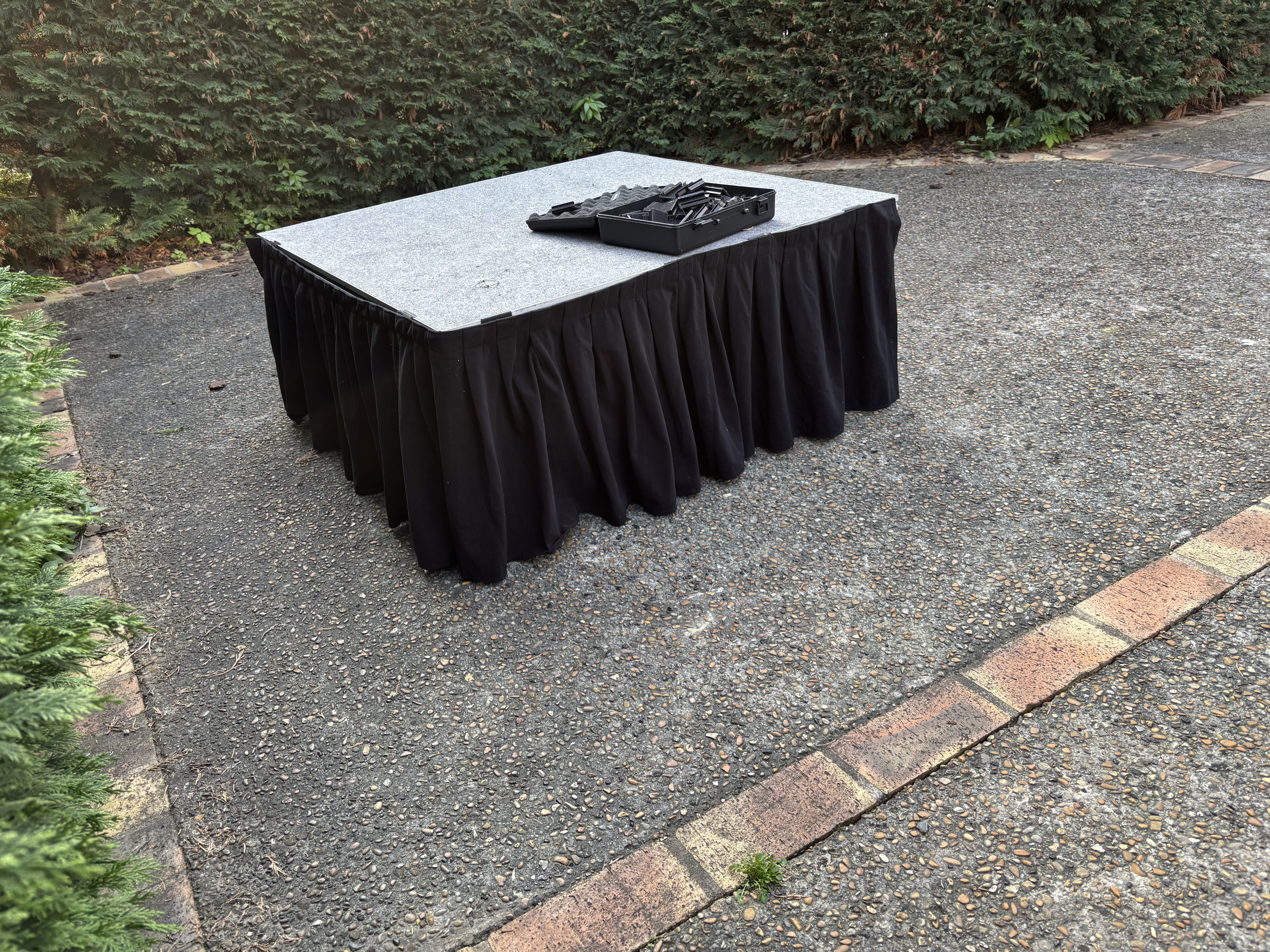 Vends Scène modulaire IntelliStage - 21 m² complète – jupon + flight case – 900 kg/m²