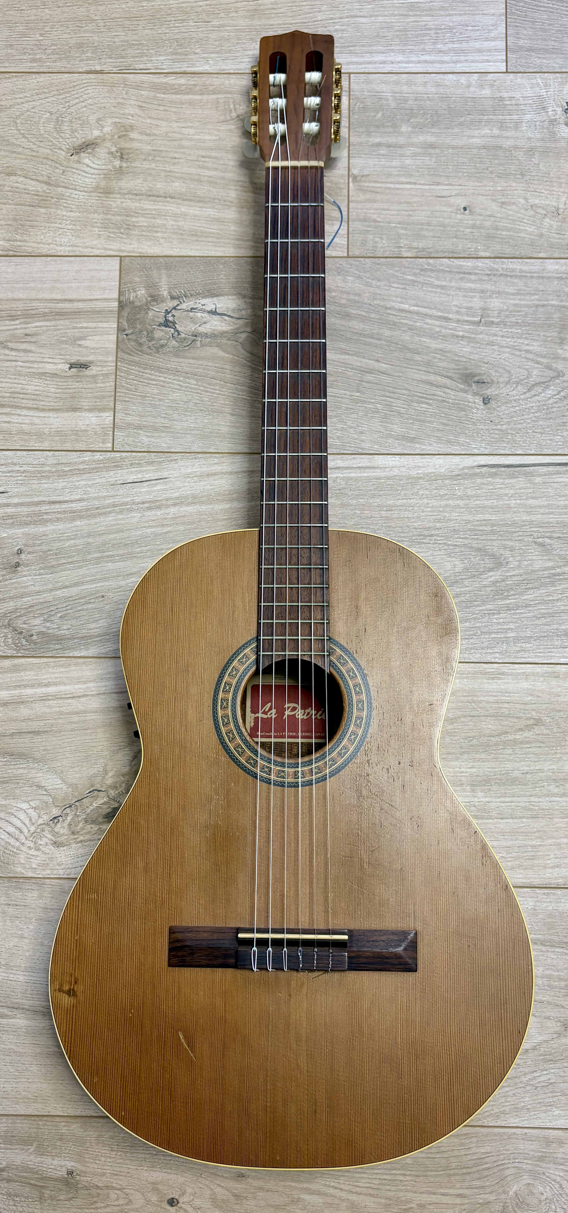 Vends guitare électroacoustique classique d’étude La Patrie de 1994