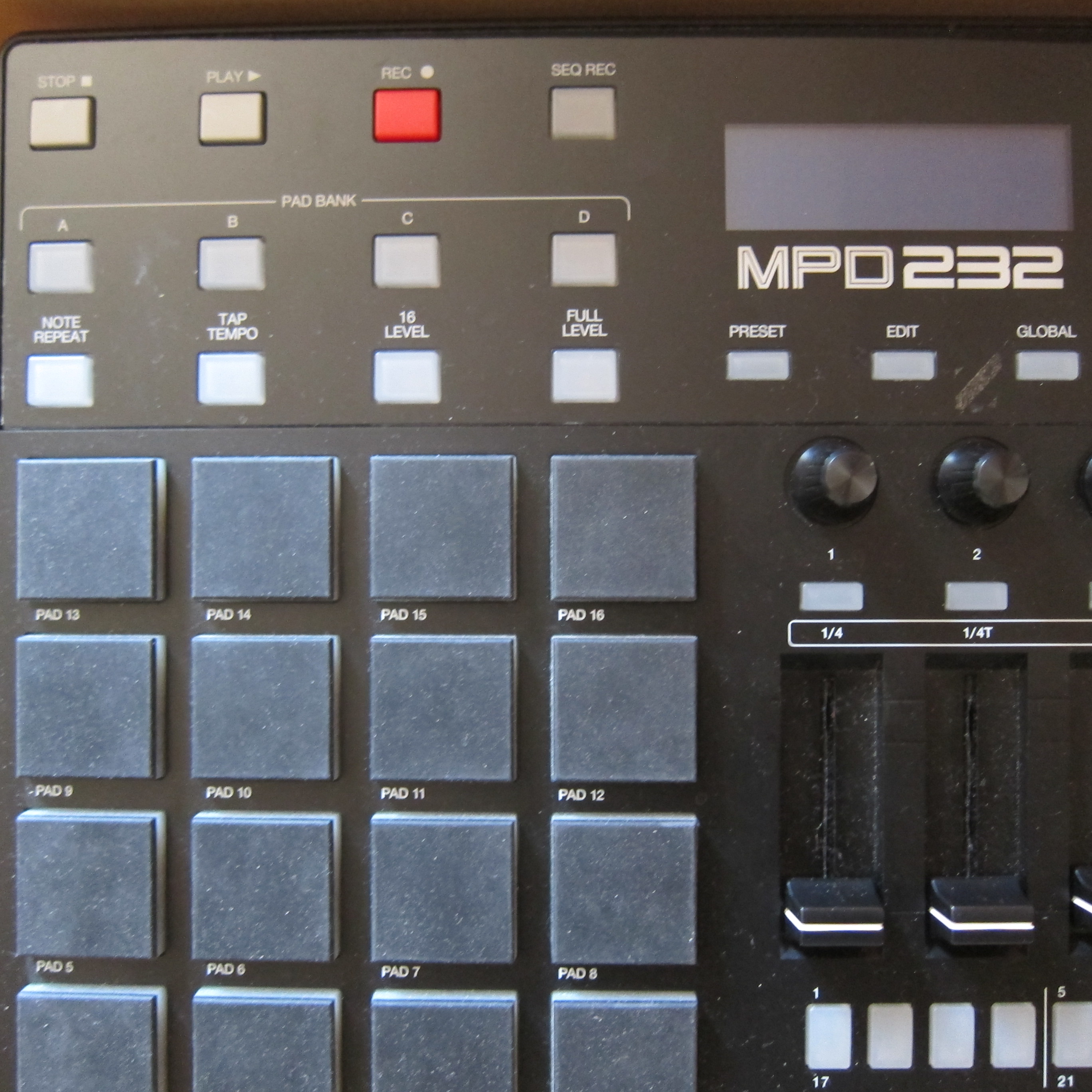Vends contrôleur MIDI AKAI MPD232