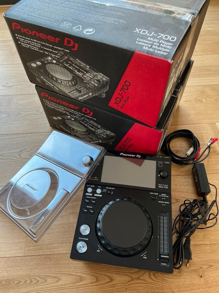 02 X Pioneer XDJ 700 avec Decksaver.