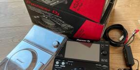 02 X Pioneer XDJ 700 avec Decksaver.