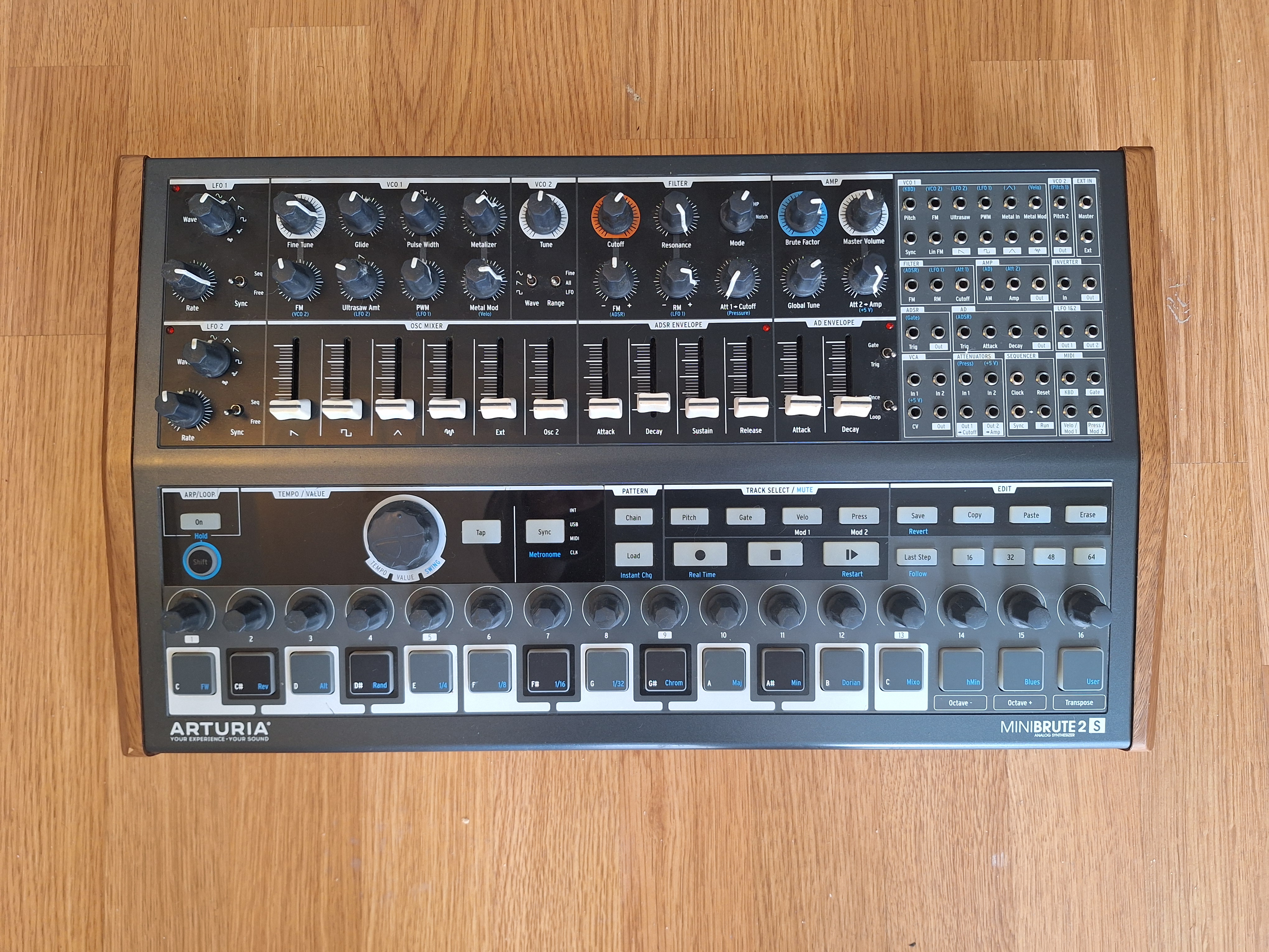 Arturia minibrute 2S