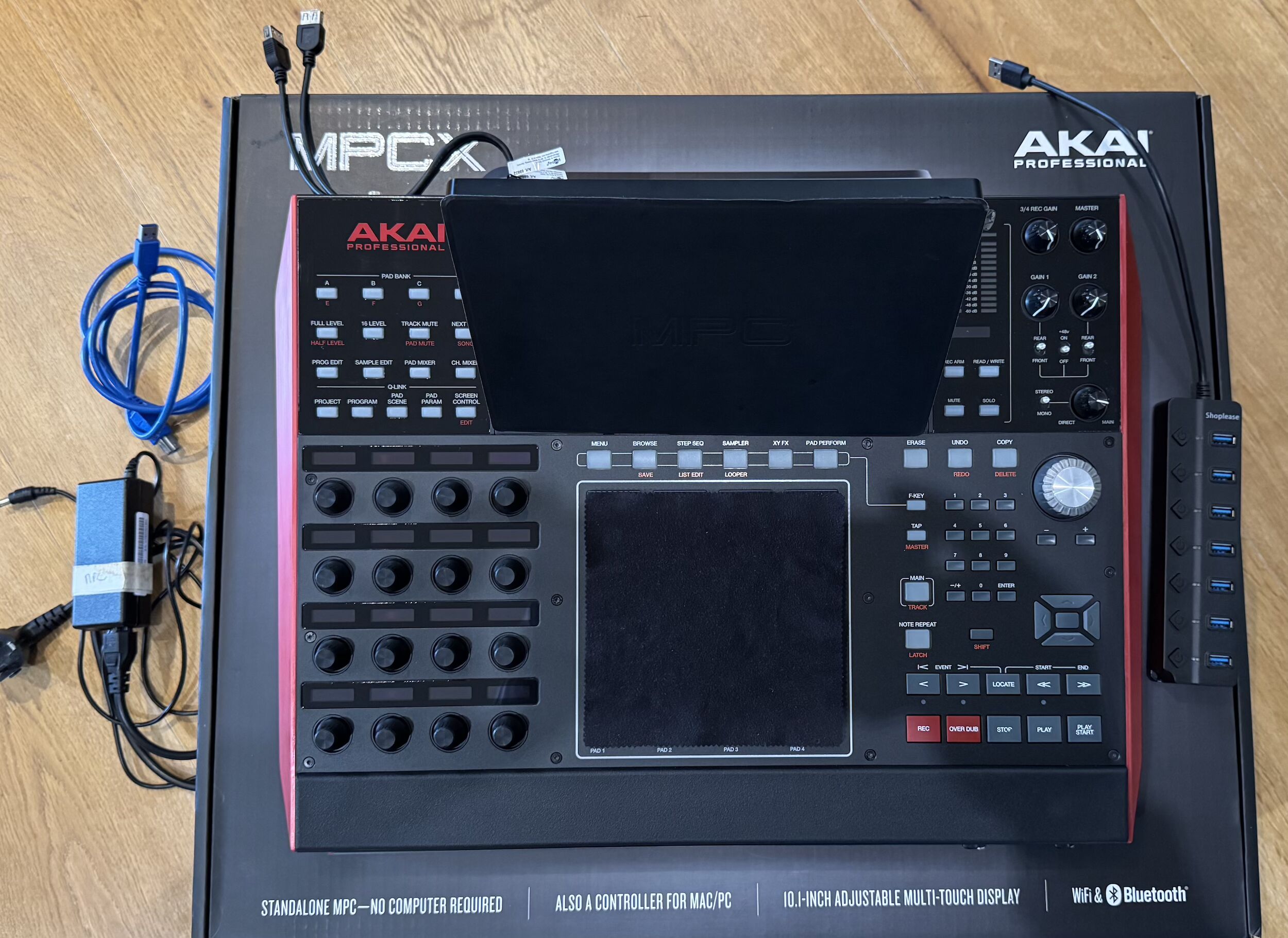 Brade Akai MPC-X, SSD 240go, fonctionne parfaitement, un bout de plastique d'un port USB cassé mais fonctionne.