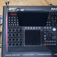Brade Akai MPC-X, SSD 240go, fonctionne parfaitement, un bout de plastique d'un port USB cassé mais fonctionne.