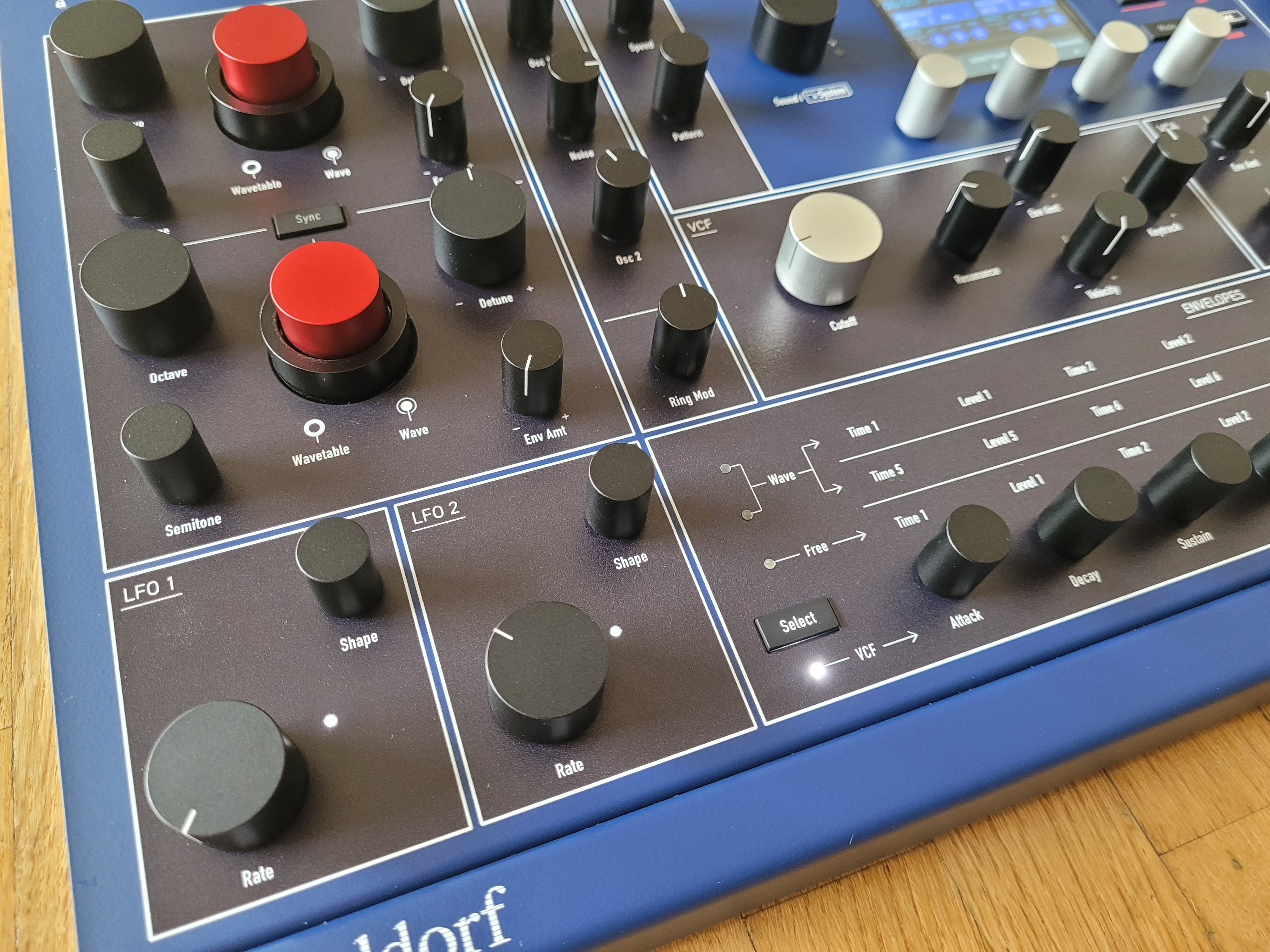 Waldorf M - modèle16 voix