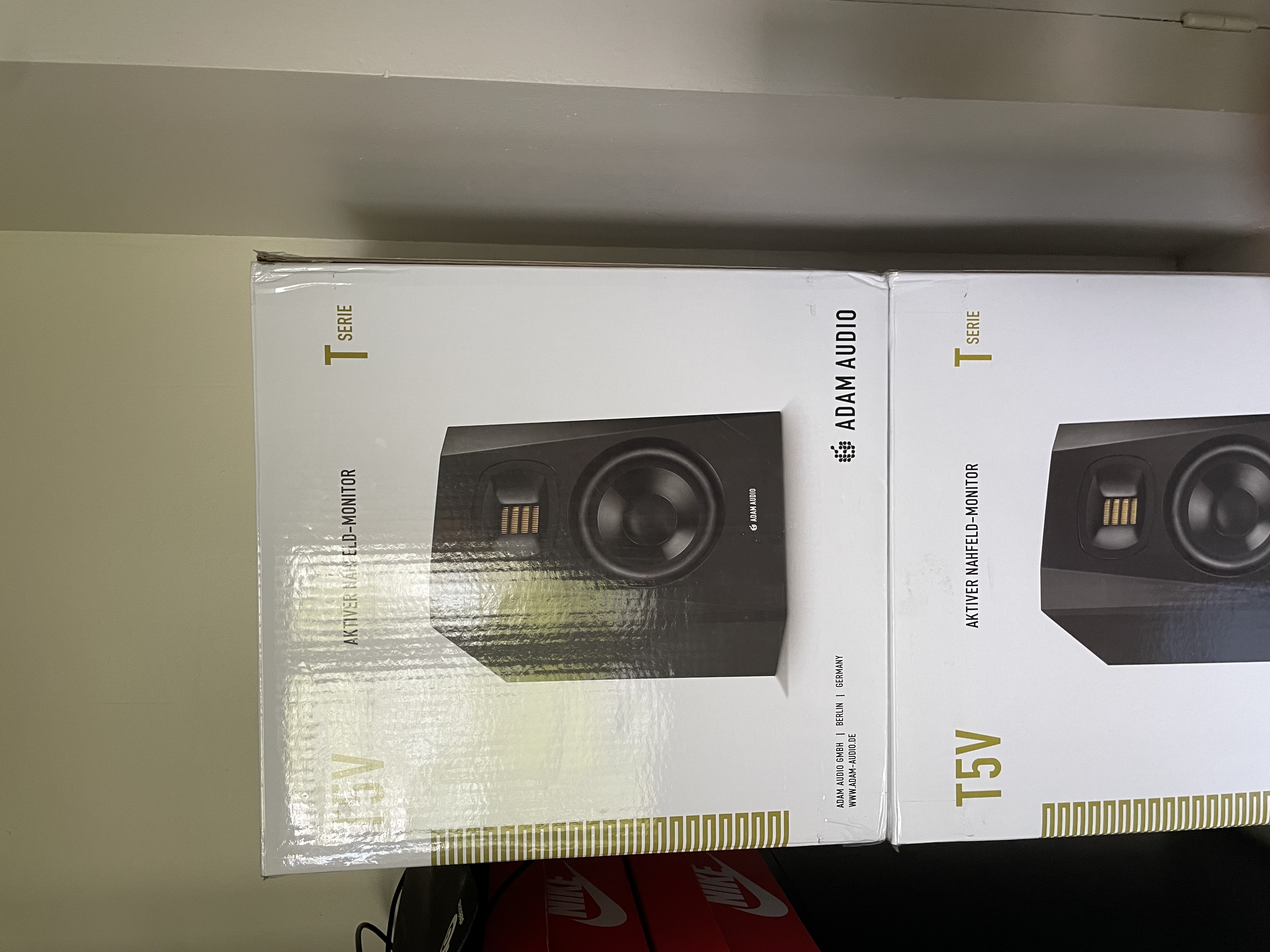 Uregent Adam Audio T5V