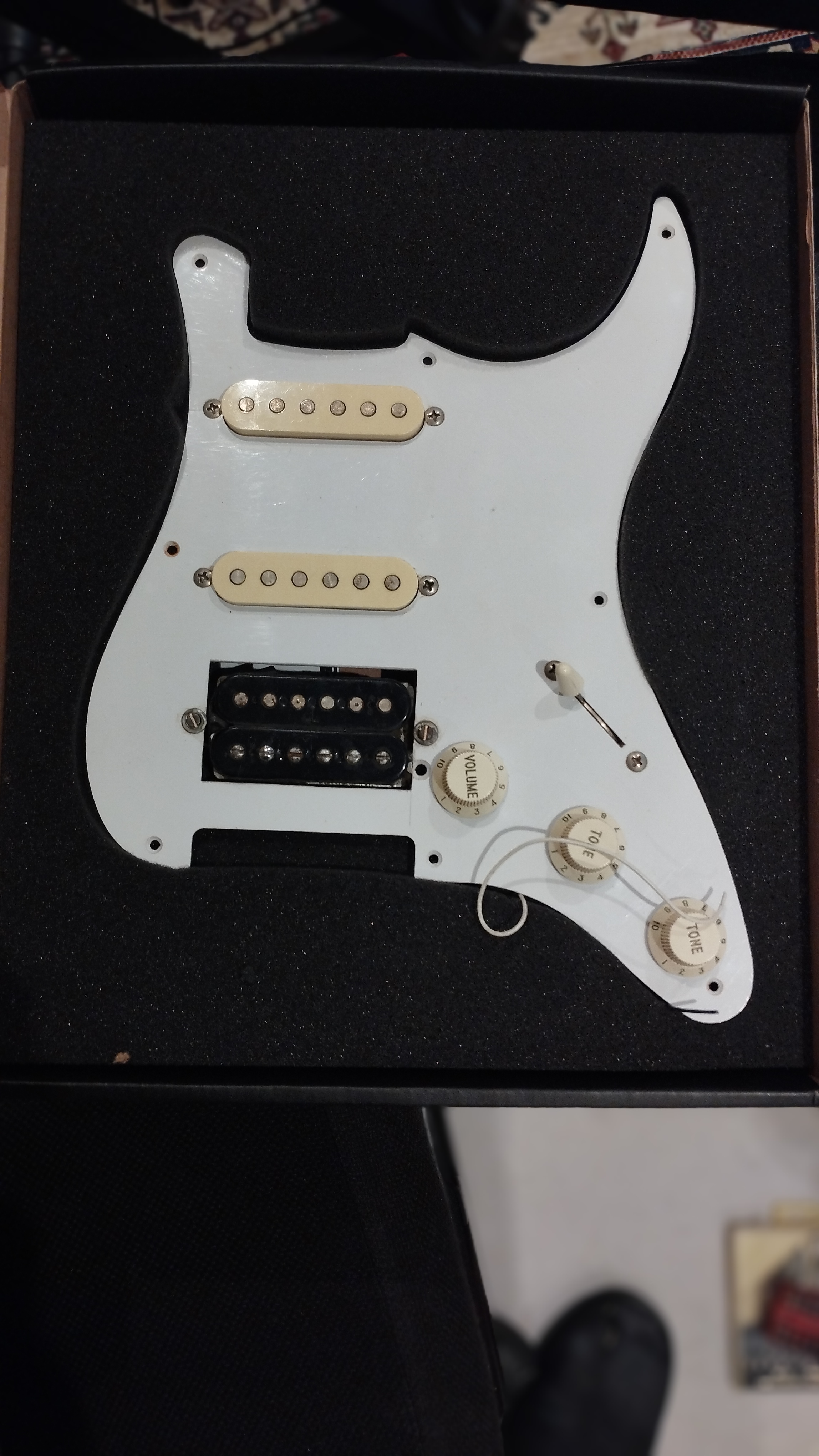 Micros Fender Stratocaster dans pickguard pré-câblé