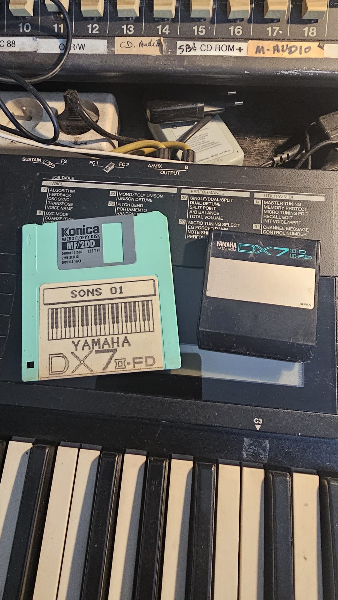 Vends Synthé YAMAHA DX 7 II FD complet avec valise doc et cartouche