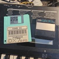 Vends Synthé YAMAHA DX 7 II FD complet avec valise doc et cartouche