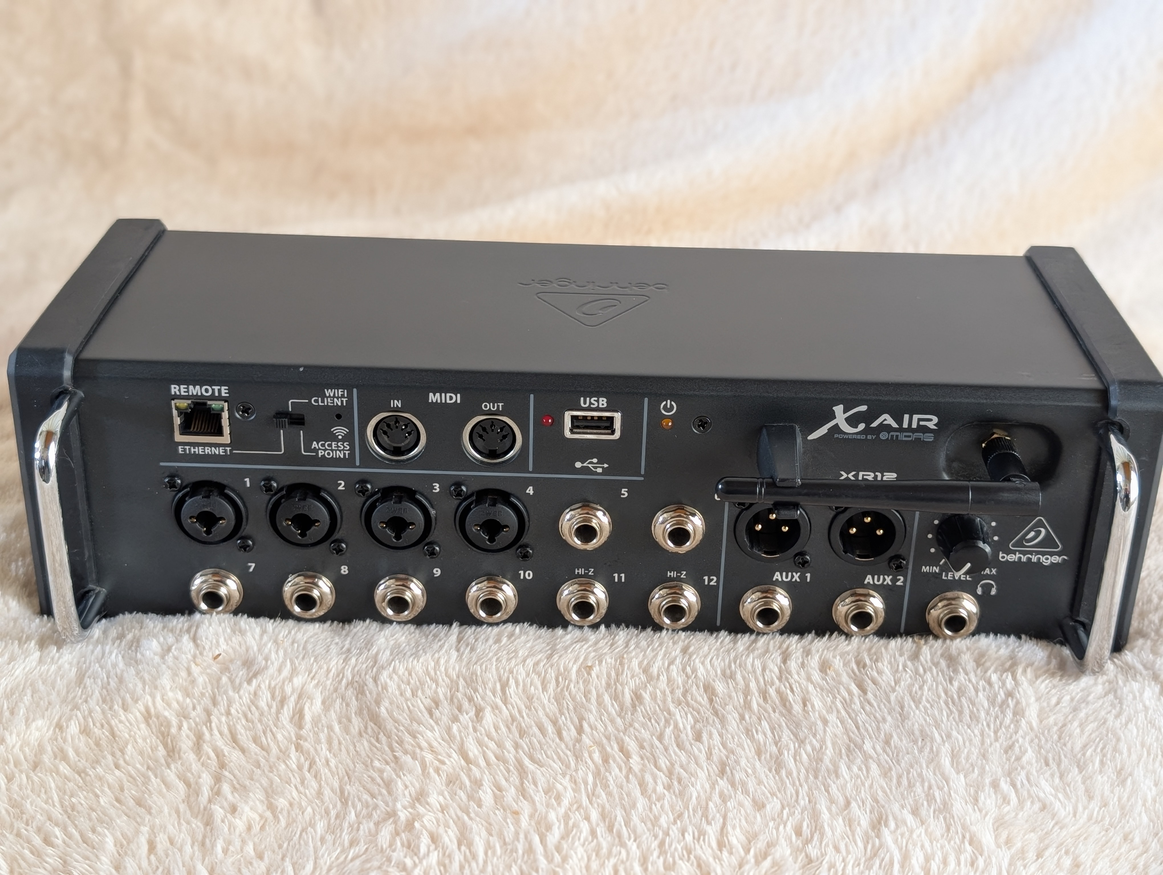 Behringer XR12 – TBE – Très peu servie